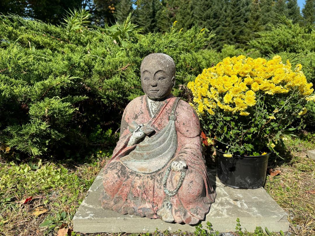 Japanischer großer sitzender Gartenbuddha aus altem Stein  im Angebot 2