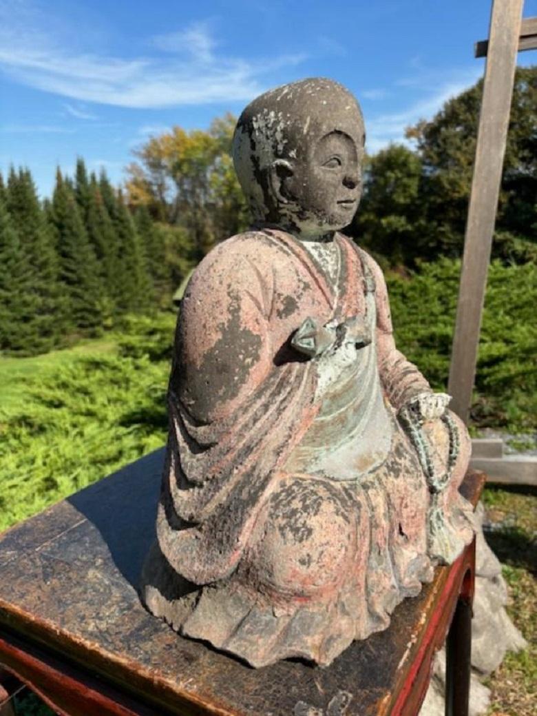 Japanischer großer sitzender Gartenbuddha aus altem Stein  im Angebot 3