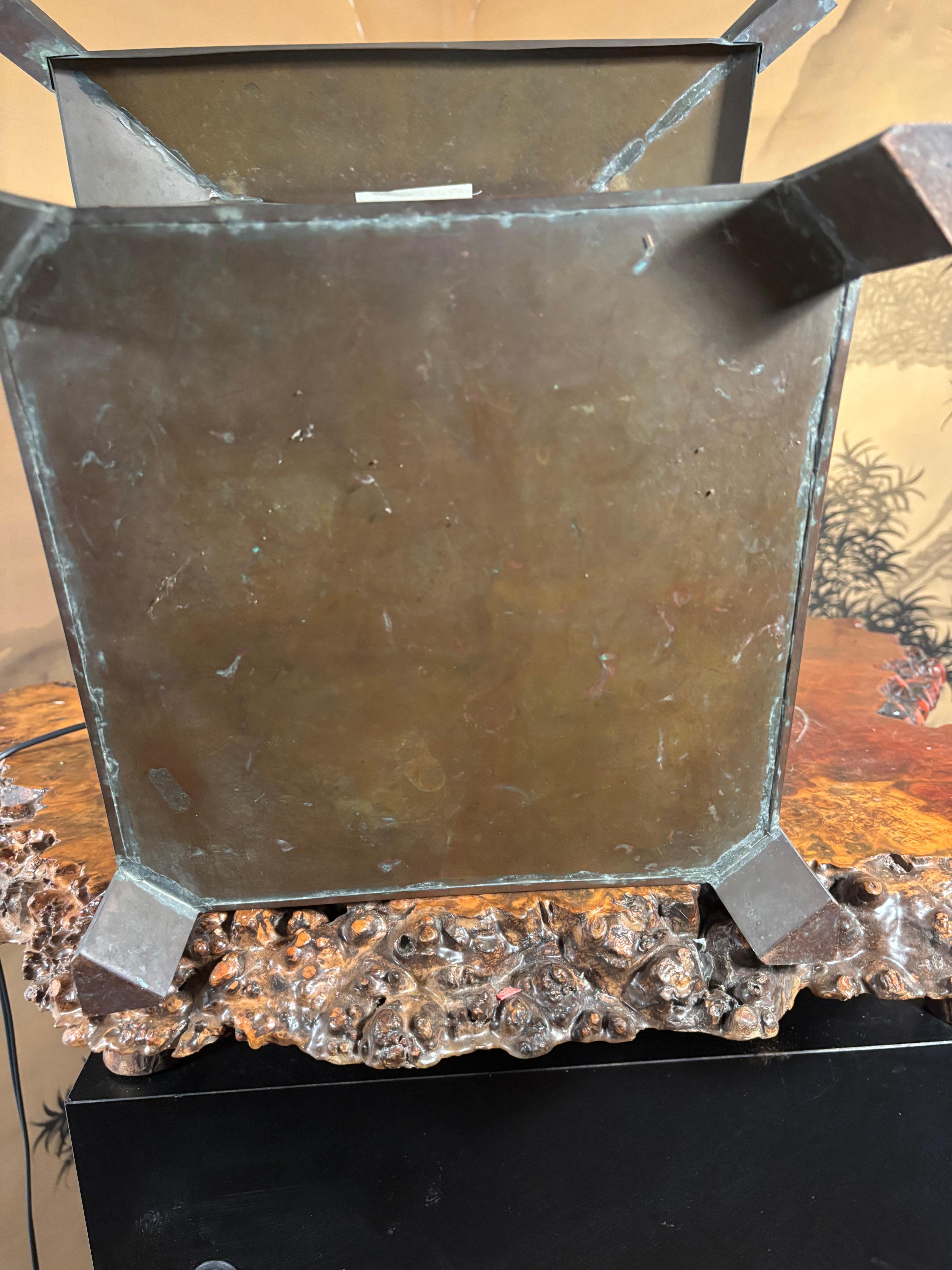 Lanterna di montagna elettrificata in bronzo giapponese di grandi dimensioni realizzata a mano in vendita 3