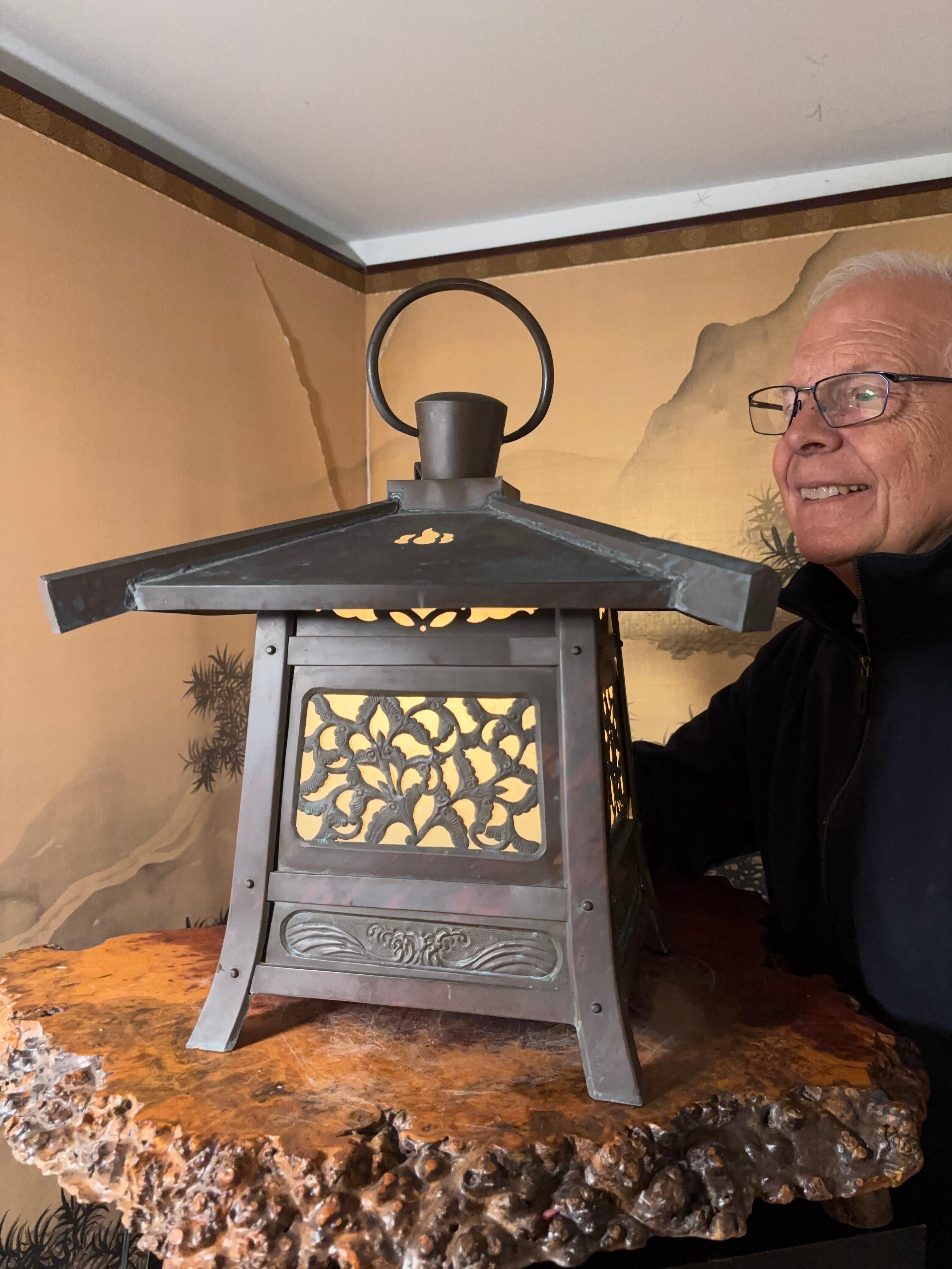 Speciale illuminazione antica  Emette un bagliore di luce

Giappone, una bella e grande  lanterna d'epoca realizzata a mano con dettagli raffinati, risalente al periodo Showa (anni '40)  periodo.
Può essere appeso al manico ad anello o appoggiato su