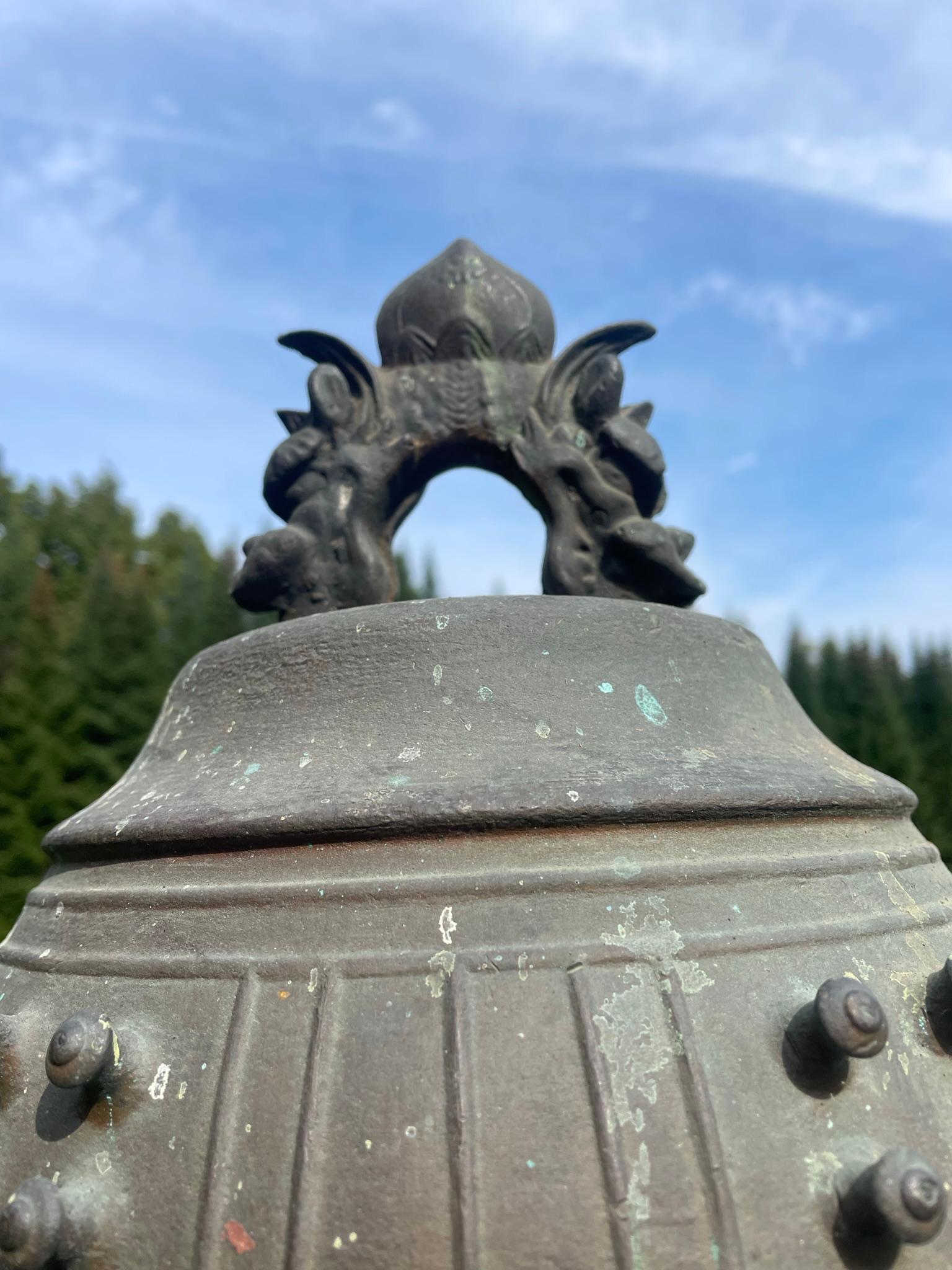 Japanese Large Old Signed Bronze Temple Bell with Bold Sound, 19 Inches In Good Condition For Sale In South Burlington, VT