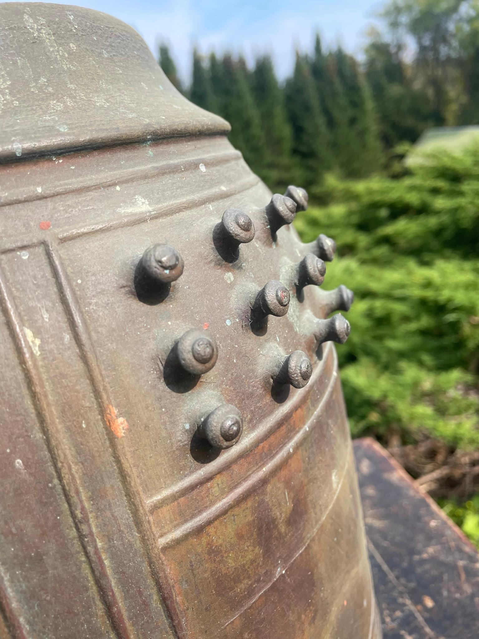 Japanese Large Old Signed Bronze Temple Bell with Bold Sound, 19 Inches In Good Condition In South Burlington, VT