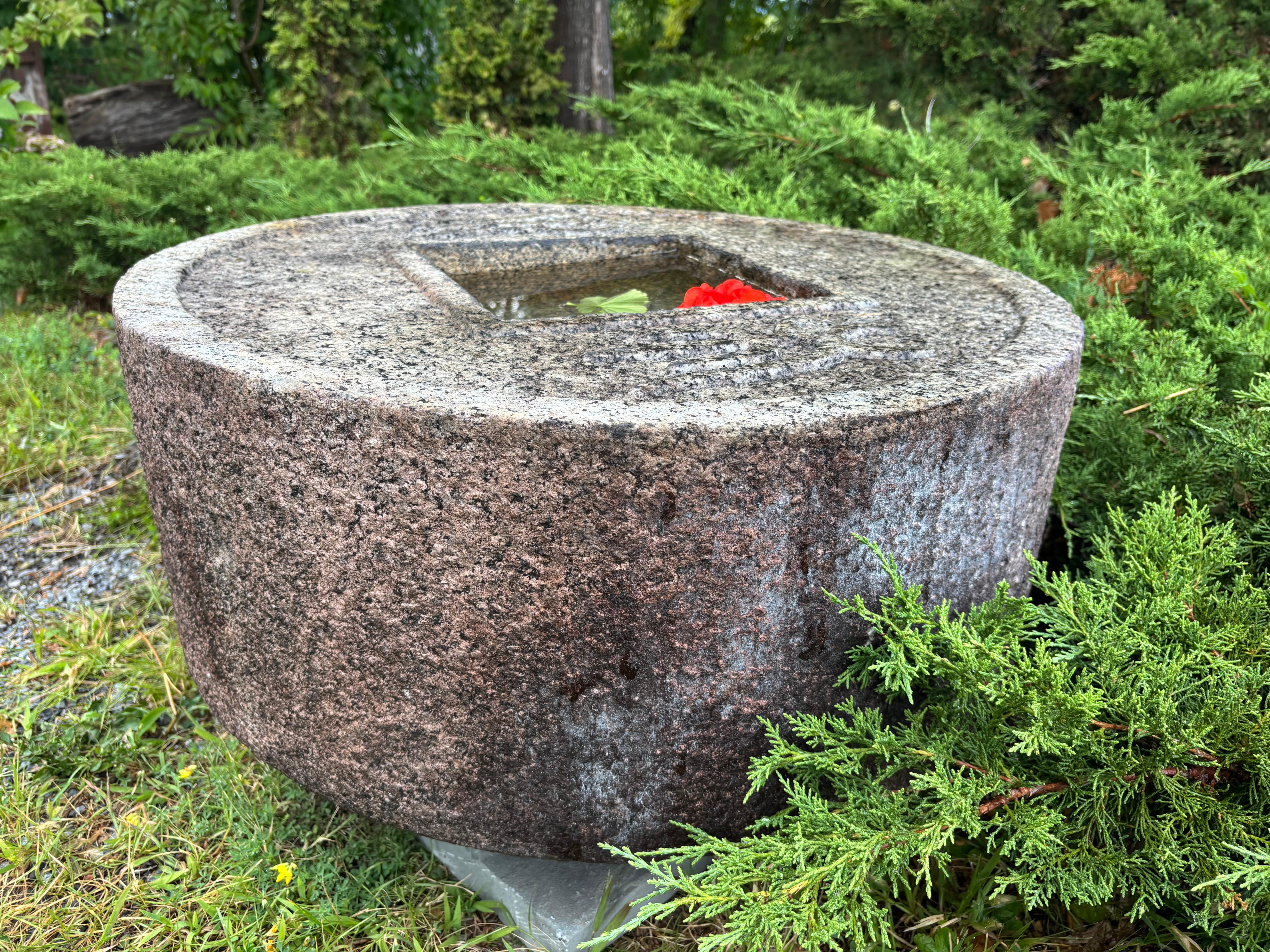 Granit Grande pièce de monnaie japonaise Zenigata Tsukubai en vente