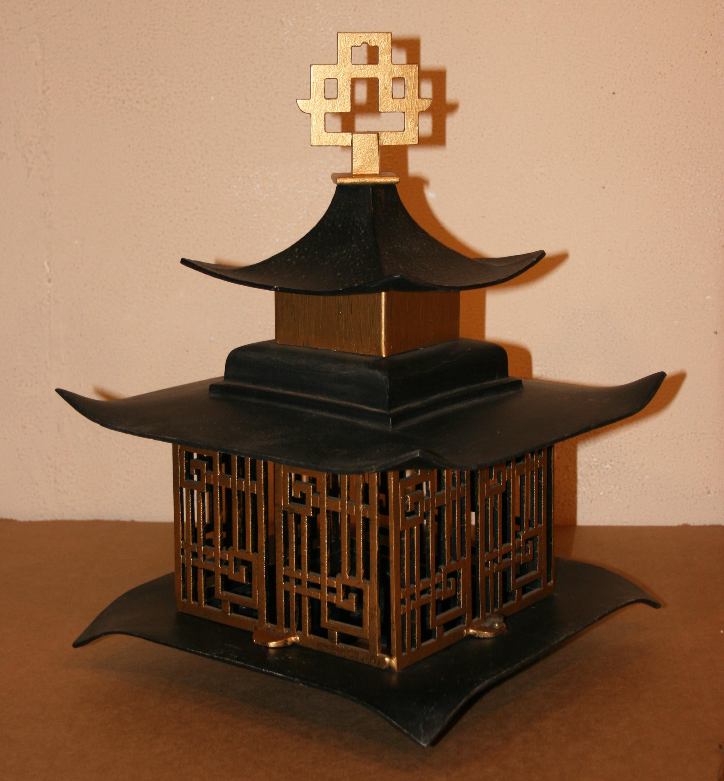 Japanische schwarz-goldene Pagodenlaterne
Neu verkabelt, mit Kette und Baldachin geliefert
Für 100-Watt-Edison-Glühbirne geeignet.
 