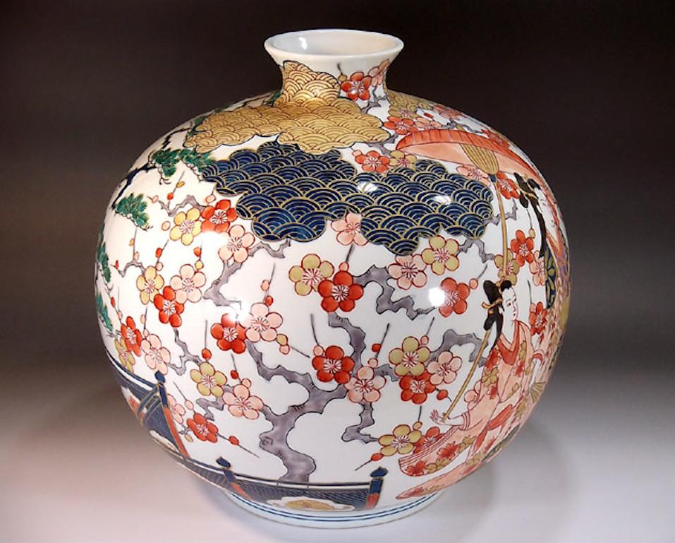 Exquisite contemporary large Japanese gilded porcelain vase, intricately hand painted on a stunningly shaped porcelain body in red and blue, a signed masterpiece by highly acclaimed award-winning master porcelain artist of the Imari-Arita region of