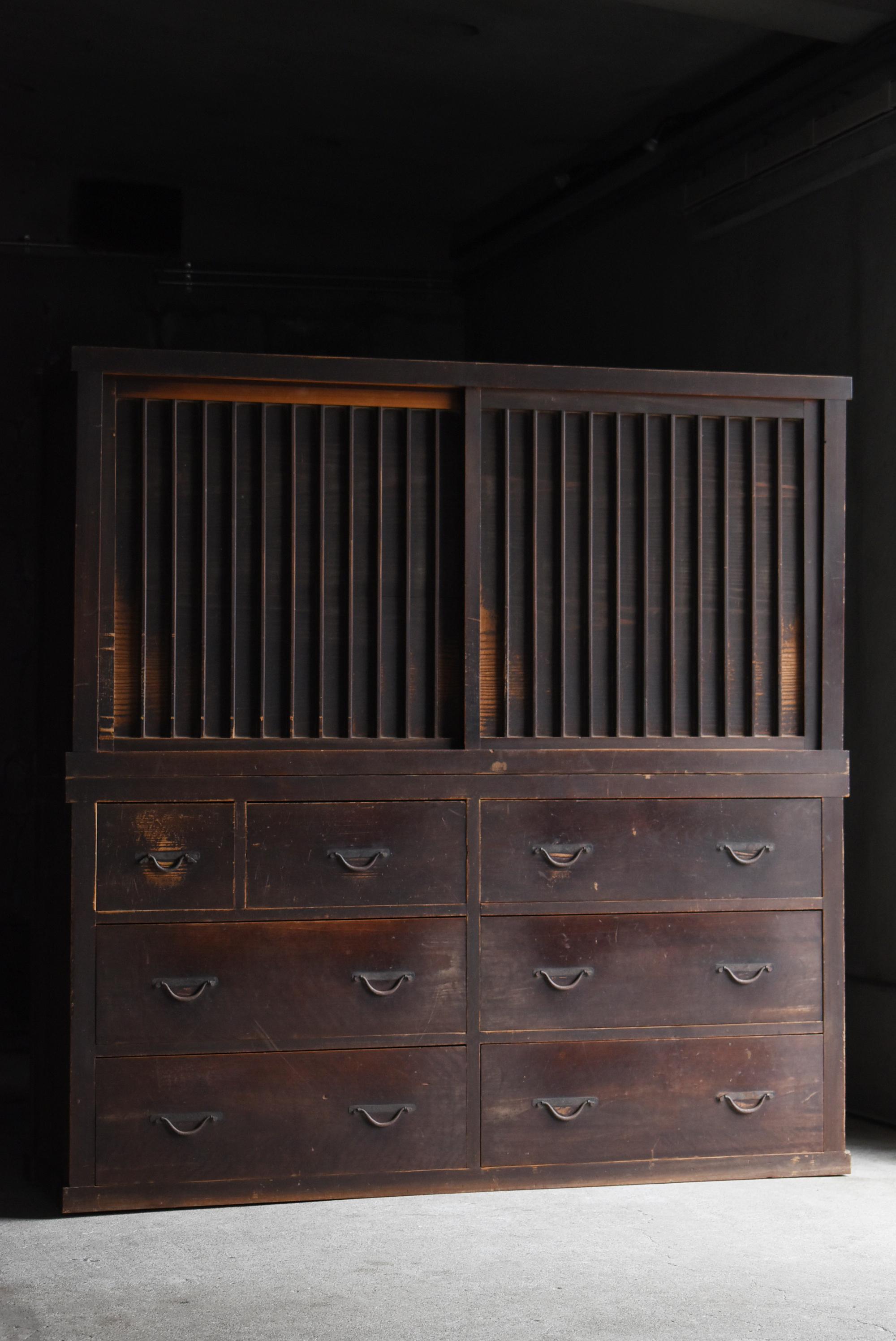 Il s'agit d'un Tansu empilable fabriqué au Japon.
Fabriqué entre les périodes Meiji et Taisho (1860-1920), il s'agit d'un meuble de rangement traditionnel fabriqué dans l'artisanat japonais.
Le matériau utilisé est un bois de cèdre chaud, et les