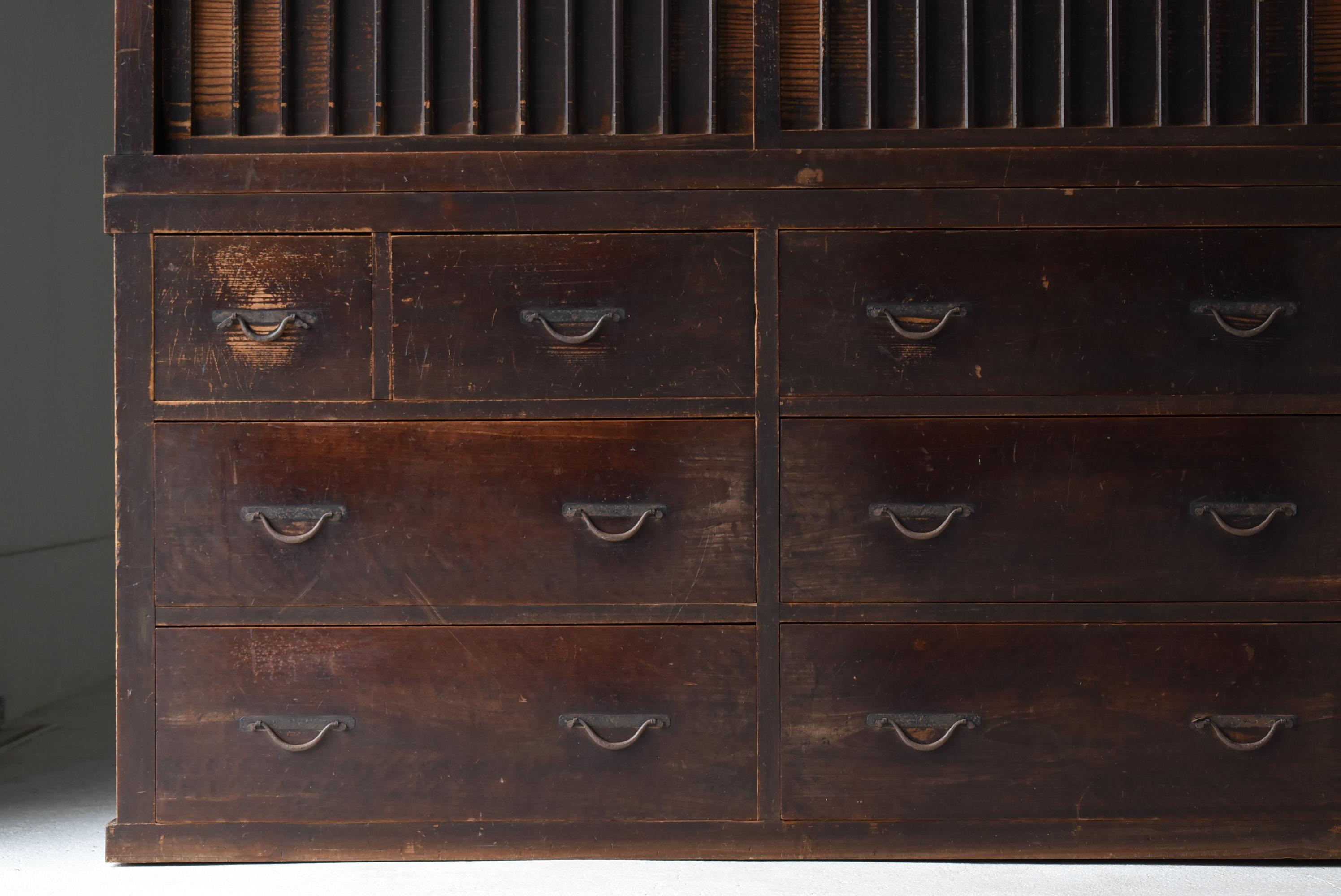 Grand meuble de rangement japonais Tansu 1860s-1920s Wabisabi Bon état - En vente à Chōsei District Nagara, JP