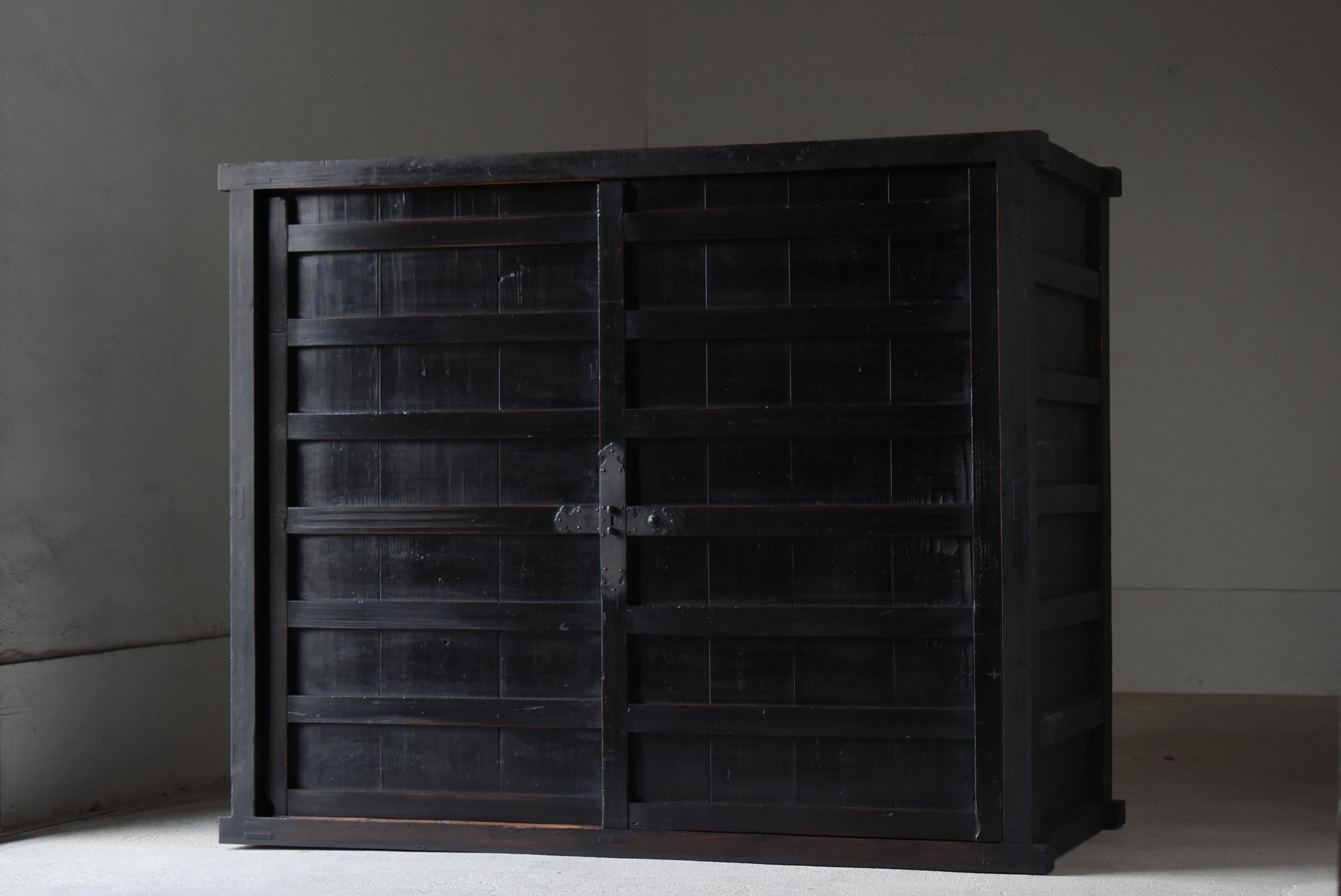 Il s'agit d'un très ancien grand Tansu fabriqué au Japon.
Ce meuble a été fabriqué vers 1890.
Au Japon, cette période est appelée l'ère Meiji.
Tous les matériaux sont en cèdre japonais massif.
Les ferrures au centre de la porte coulissante sont en