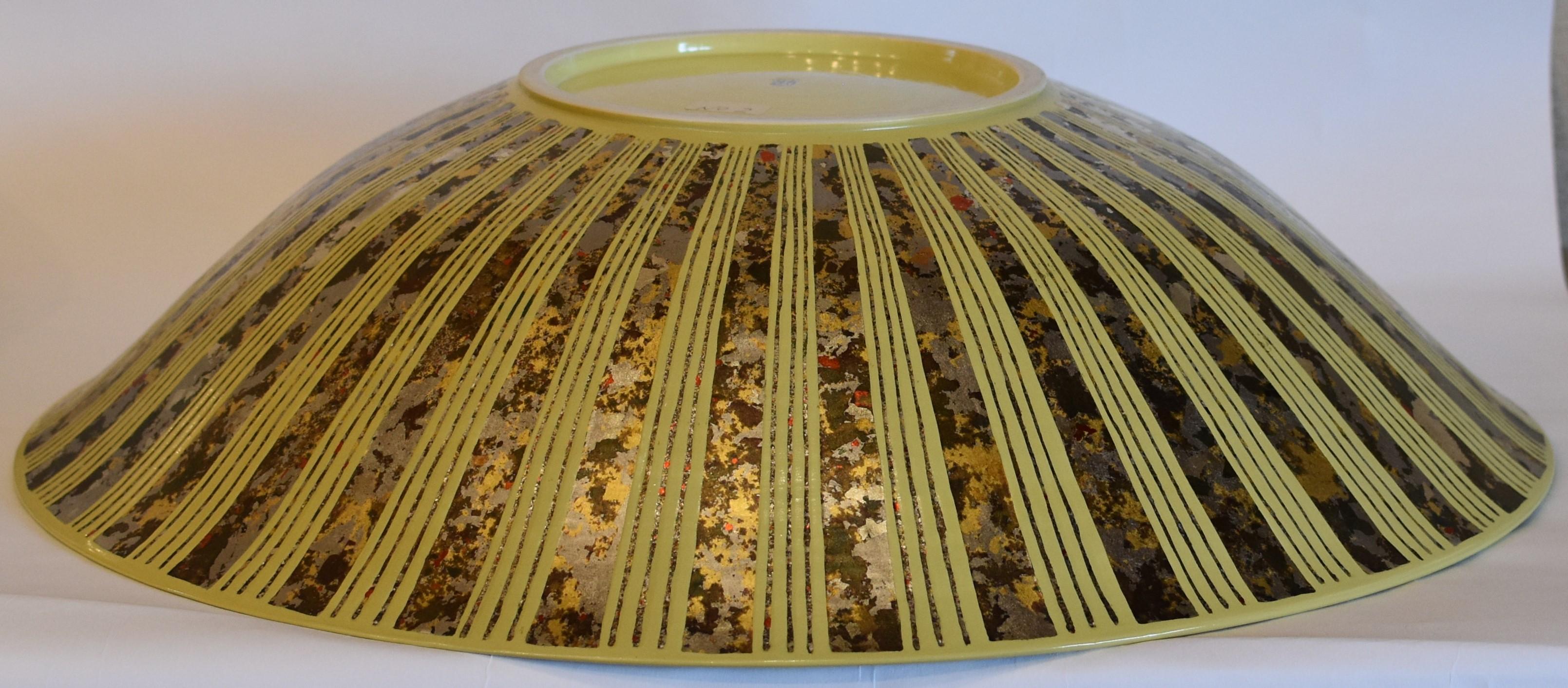 Exquise grande porcelaine japonaise contemporaine de qualité muséale primée chargeur profond en jaune vif, ornée de gravures dans un motif compliqué comporte des feuilles d'argent en platine, en or et une belle combinaison de couleurs multiples,