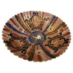 Cargador Japonés de Porcelana Azul Roja Levantada Meiji de Finales del Siglo XIX, circa 1875