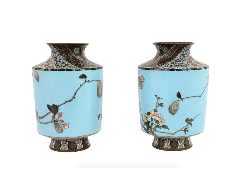 Coppia di fiori di ciliegio e patte geometriche giapponesi in smalto cloisonne dell'epoca Meiji In condizioni buone in vendita a New York, NY