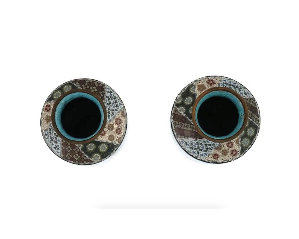 Smalto Coppia di fiori di ciliegio e patte geometriche giapponesi in smalto cloisonne dell'epoca Meiji in vendita