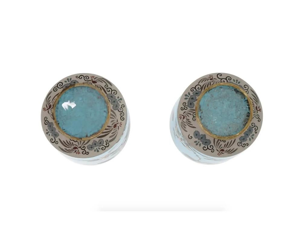 Coppia di fiori di ciliegio e patte geometriche giapponesi in smalto cloisonne dell'epoca Meiji in vendita 1