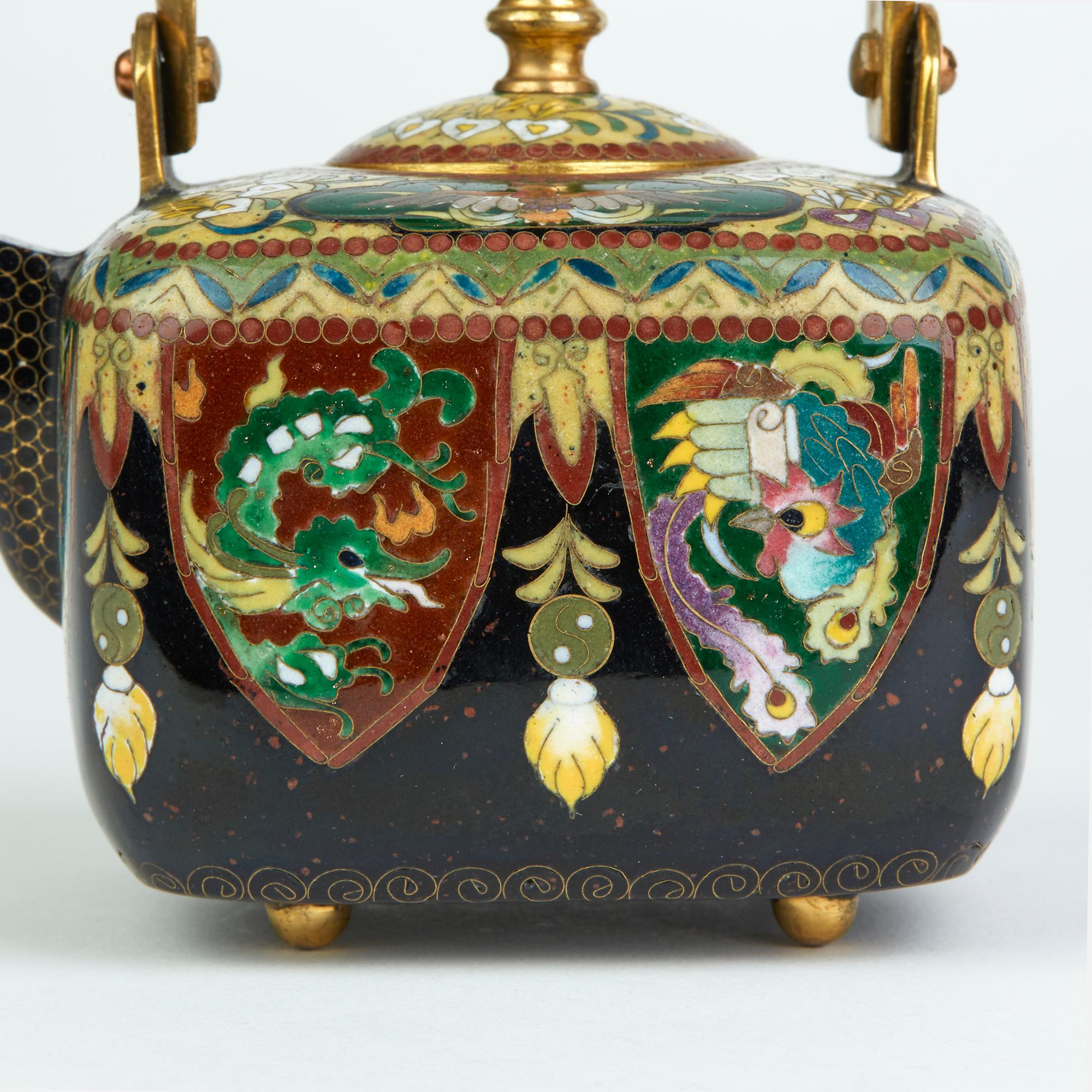 Japanese Exceptional Gilded Metal Cloisonné Teapot, Early 20th Century In Good Condition In Bishop's Stortford, Hertfordshire