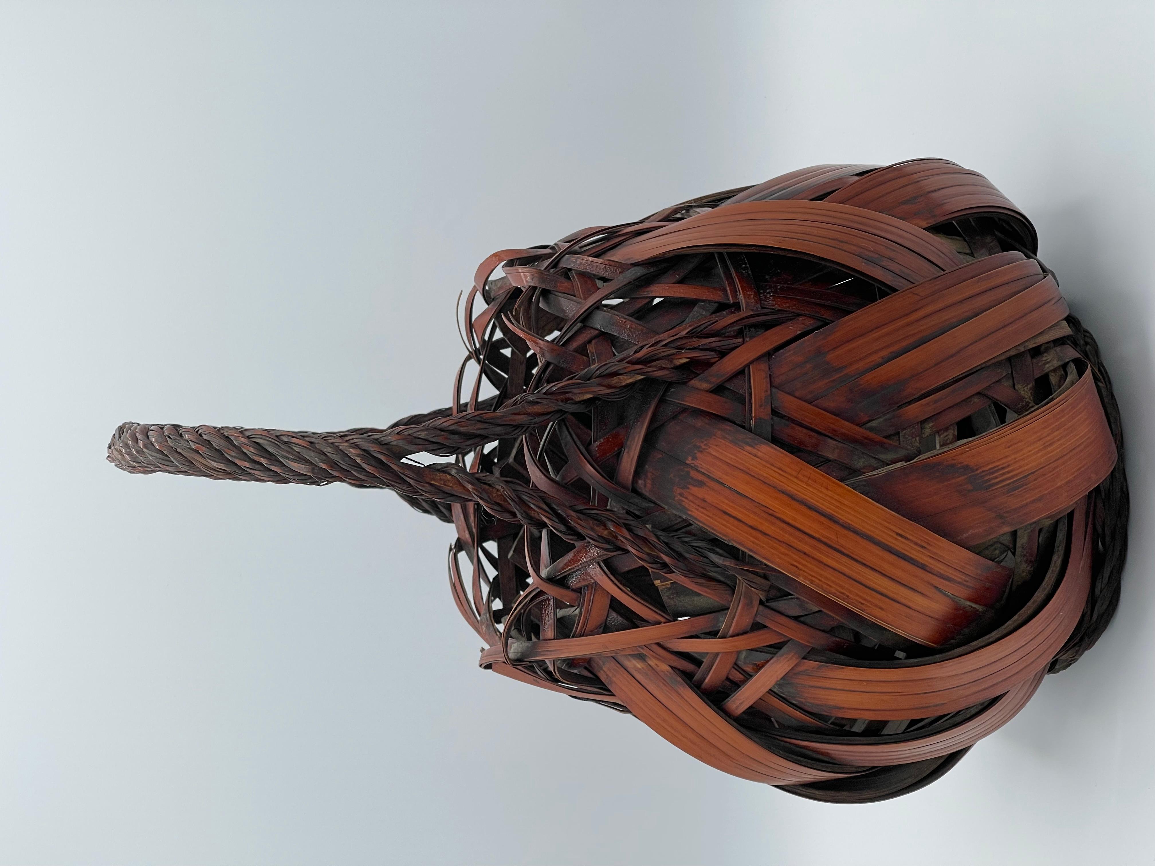 Cesta de bambú tejida japonesa de finales del periodo Meiji (1868-1912), principios del siglo XX

DIMENSIONES
Altura: 14 pulgadas
Diámetro: 8,5 pulgadas

ACERCA DE
Cesta japonesa de bambú finamente tejida a mano de finales del periodo Meiji