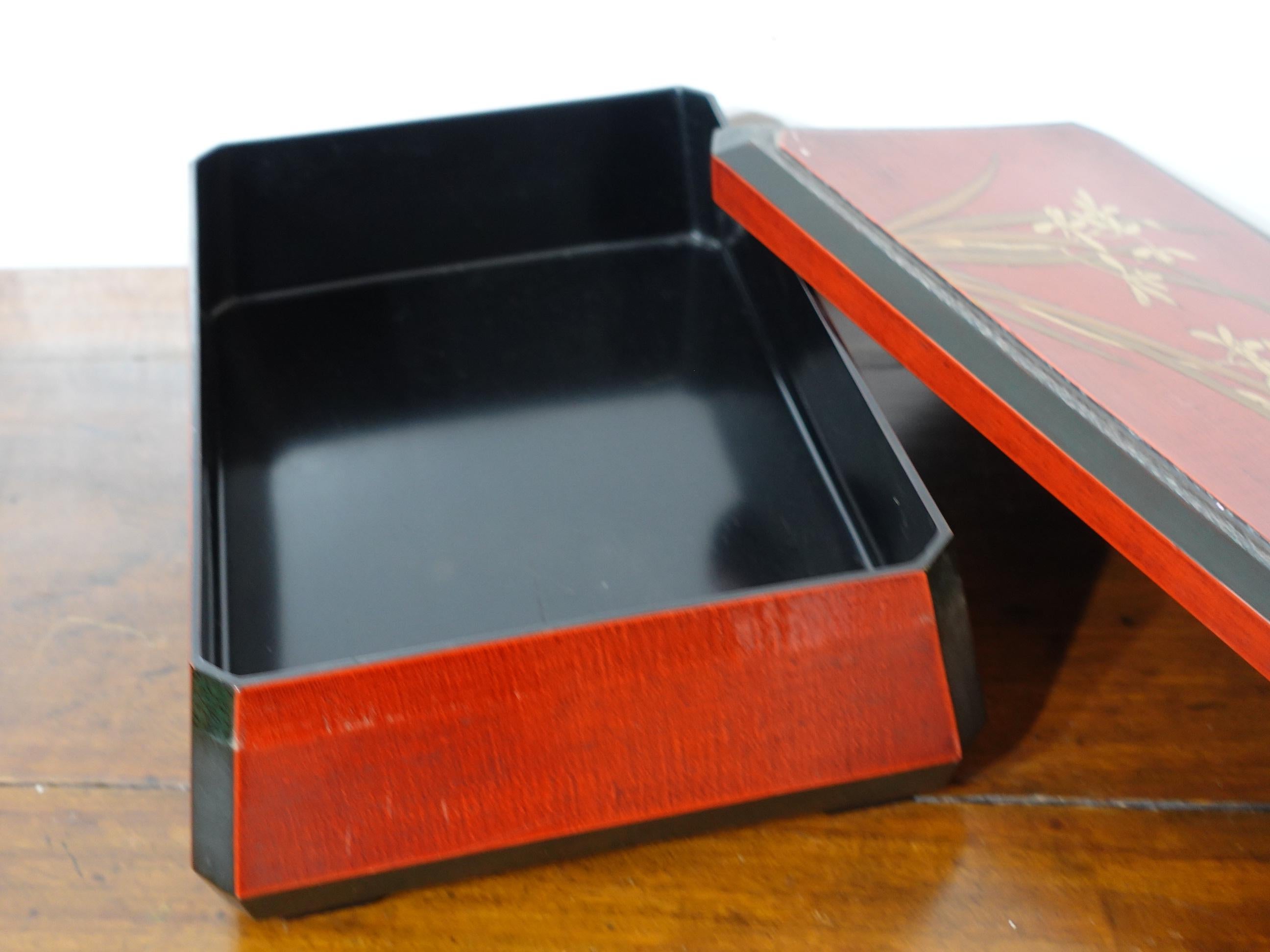 Grande boîte d'organisation japonaise de la fin de la période Meiji en laque rouge, Ric.052 en vente 4