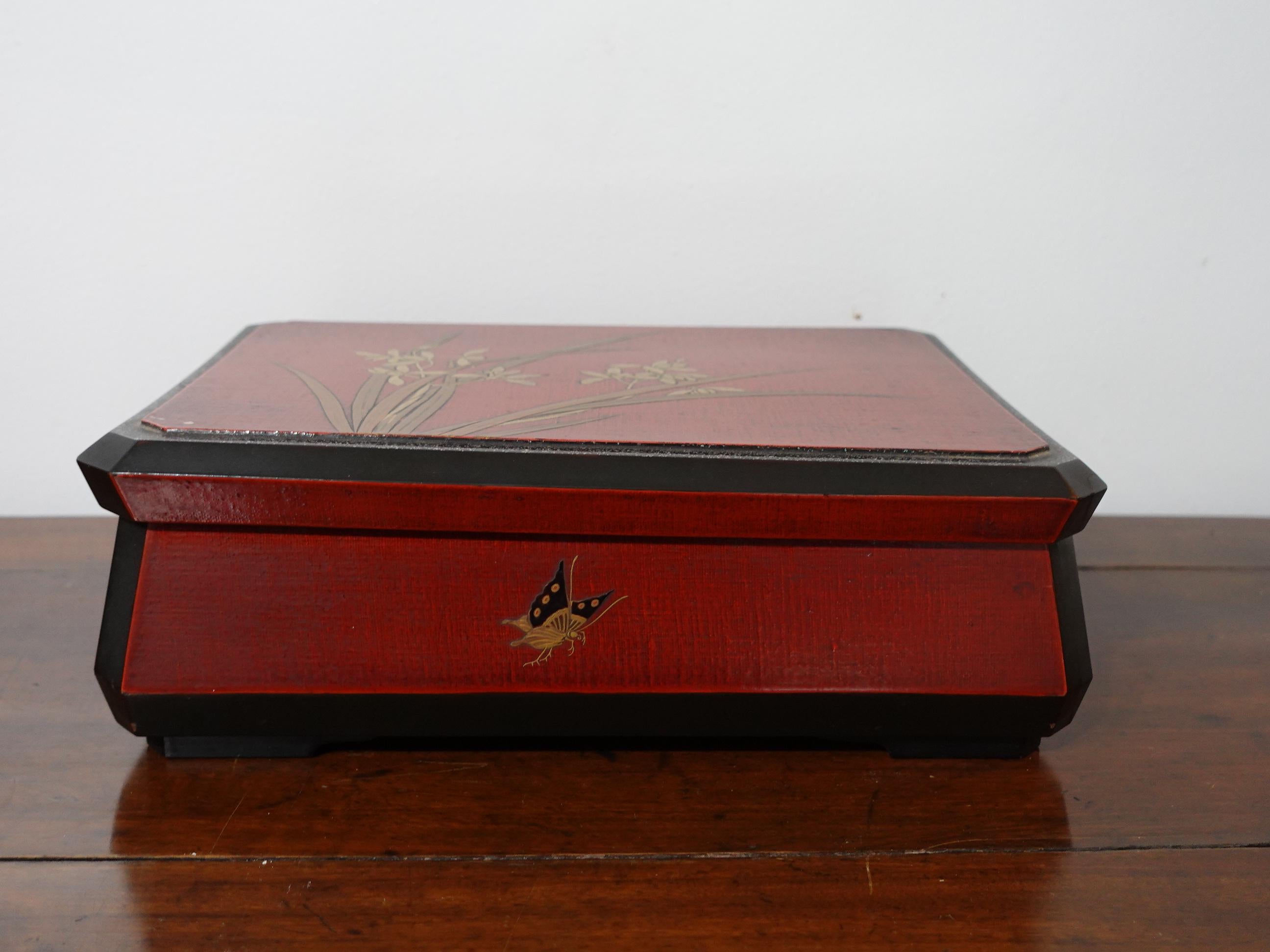 Grande boîte d'organisation japonaise de la fin de la période Meiji en laque rouge, Ric.052 en vente 6