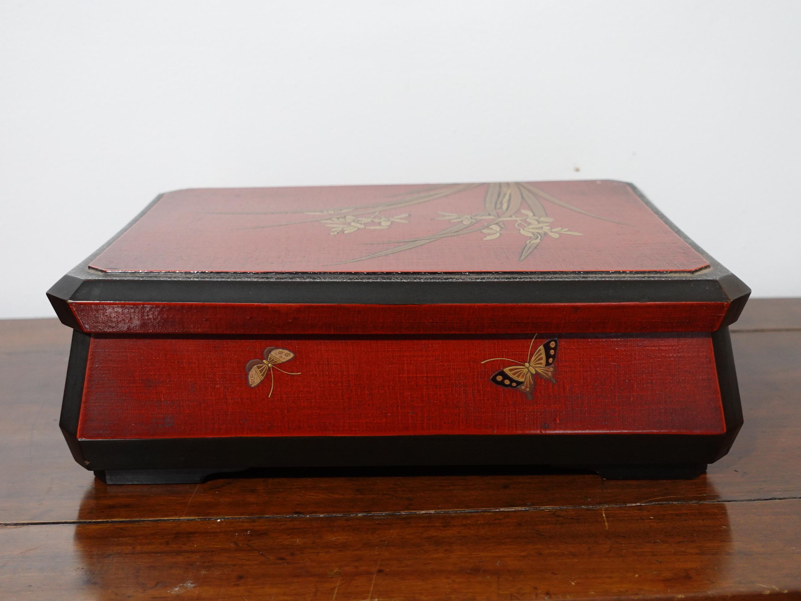 Grande boîte d'organisation japonaise de la fin de la période Meiji en laque rouge, Ric.052 en vente 8