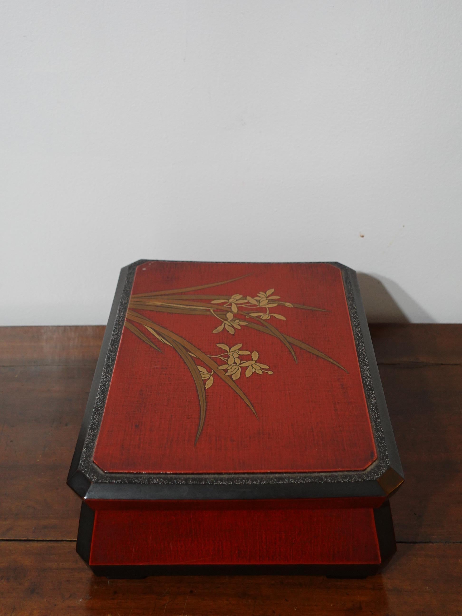Laque Grande boîte d'organisation japonaise de la fin de la période Meiji en laque rouge, Ric.052 en vente
