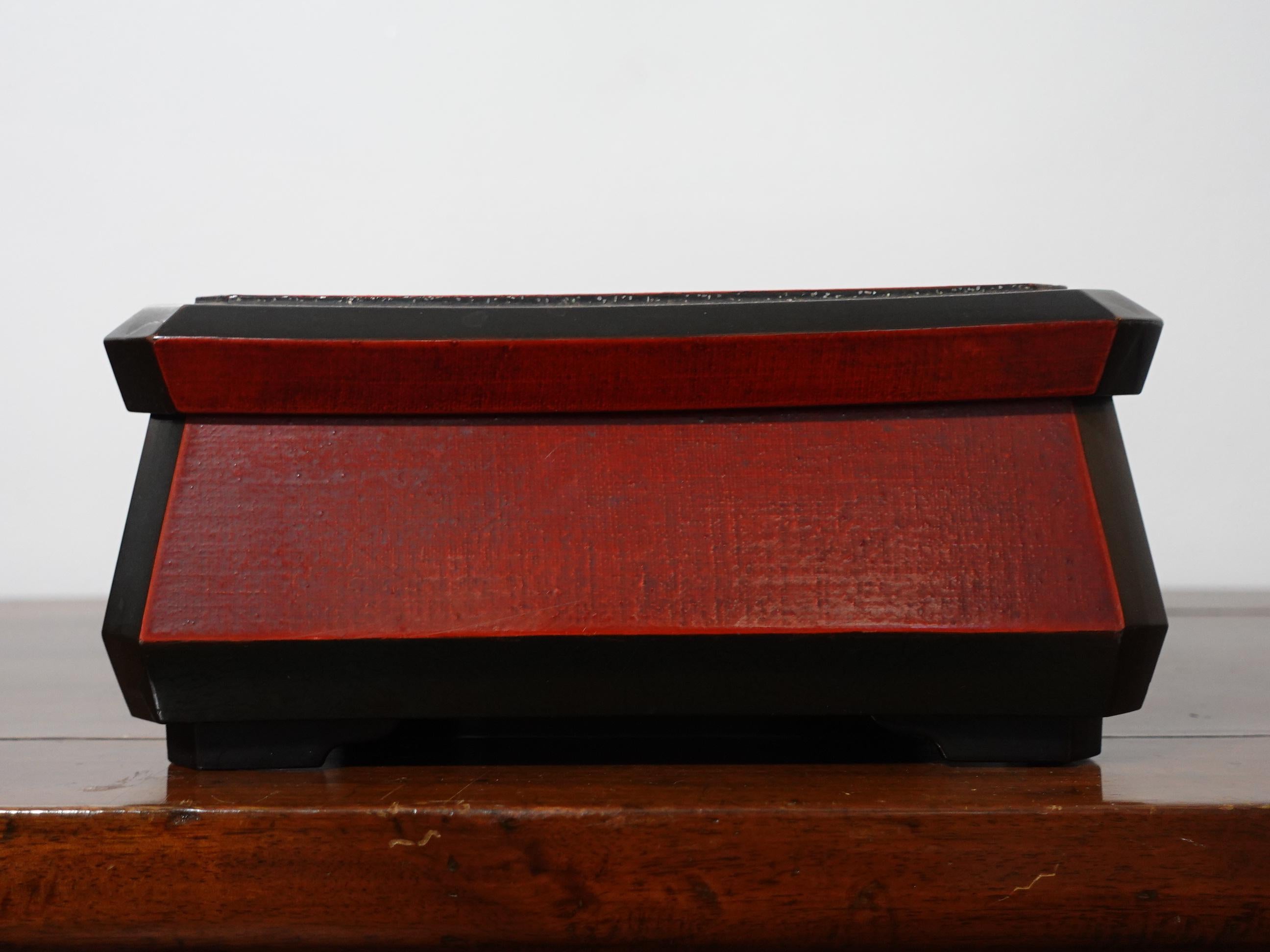 Grande boîte d'organisation japonaise de la fin de la période Meiji en laque rouge, Ric.052 en vente 2