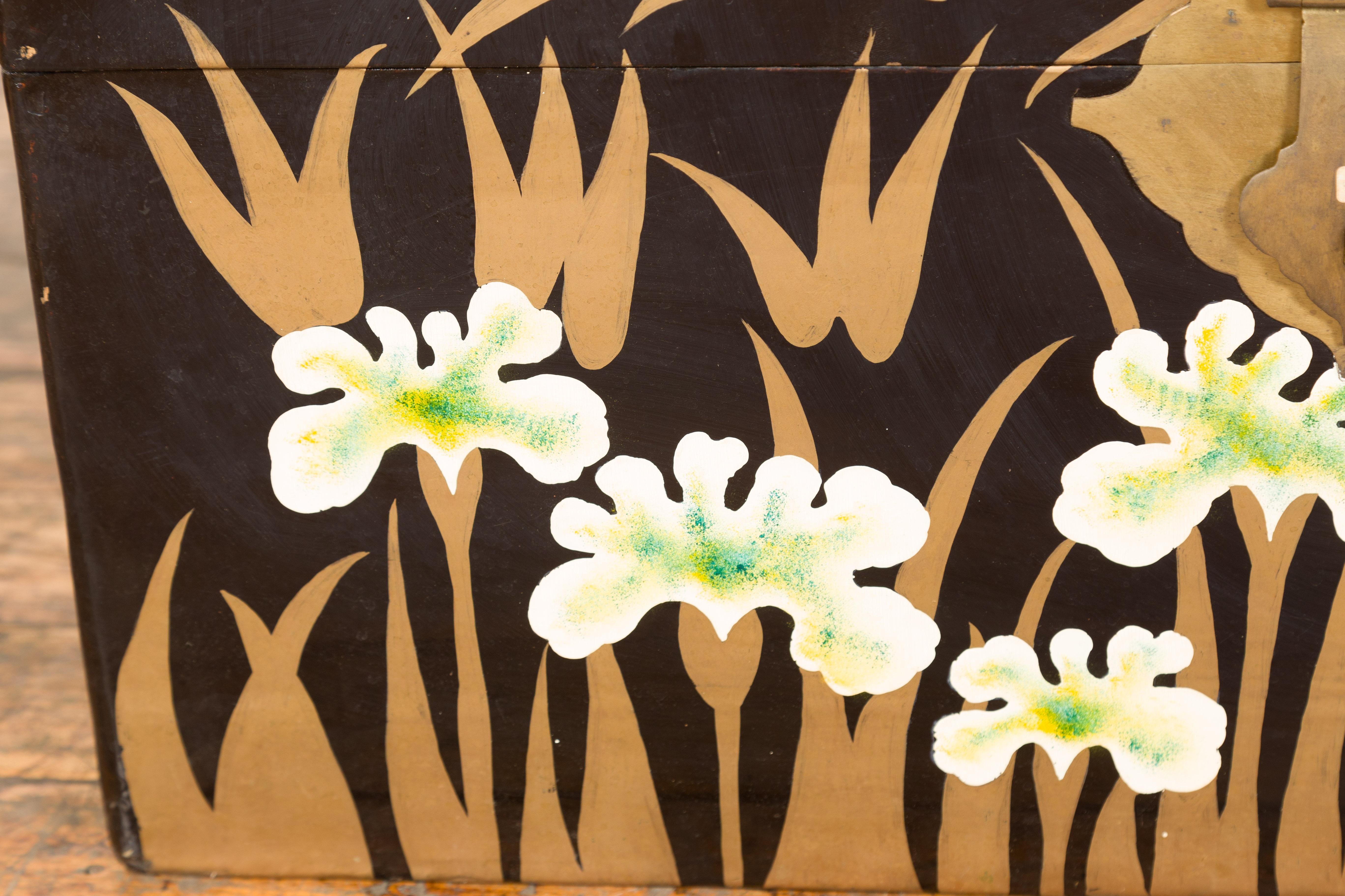 Coffre à couvertures japonais en laque noire de la fin de la période Meiji avec décor peint en or en vente 3
