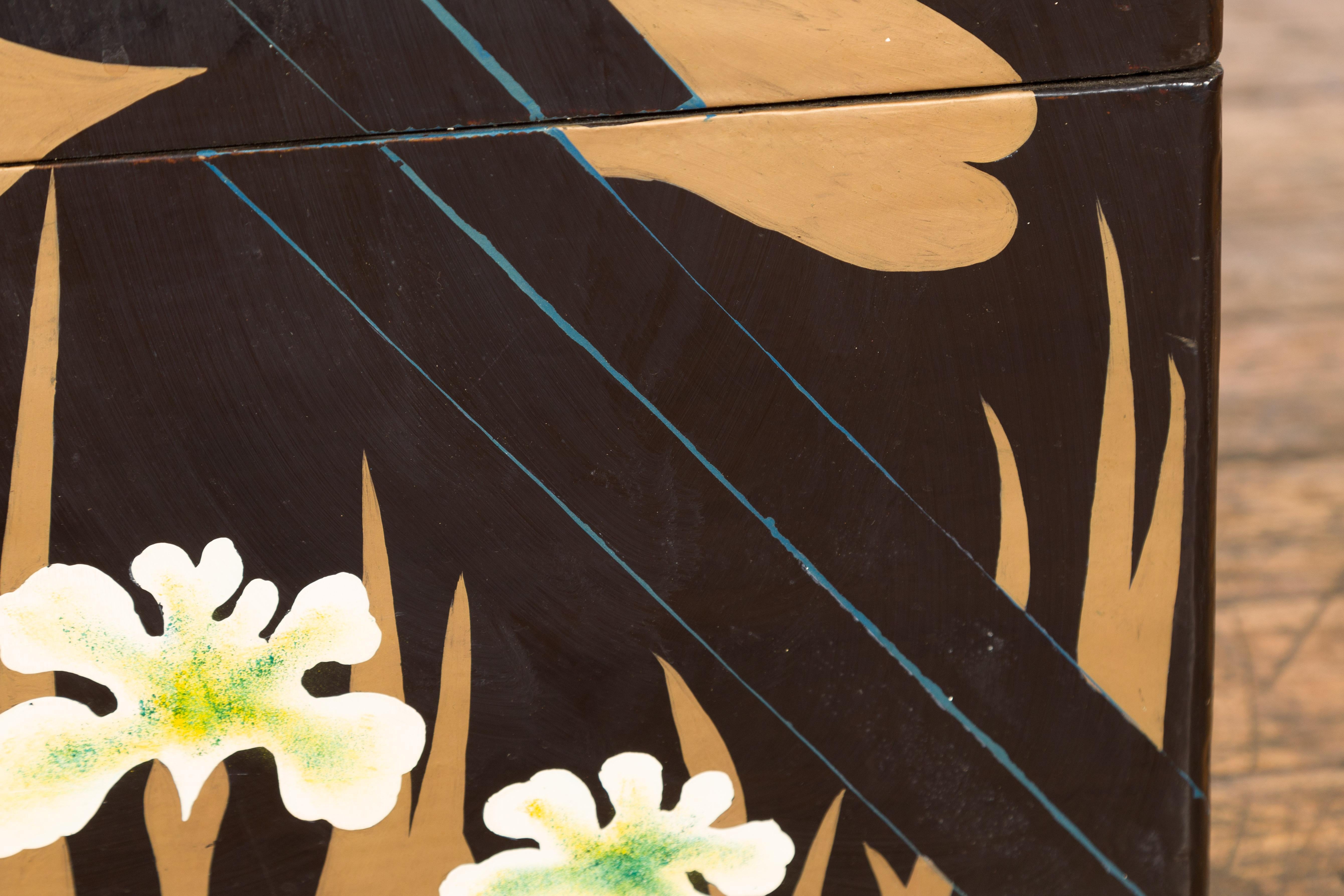 Coffre à couvertures japonais en laque noire de la fin de la période Meiji avec décor peint en or en vente 4