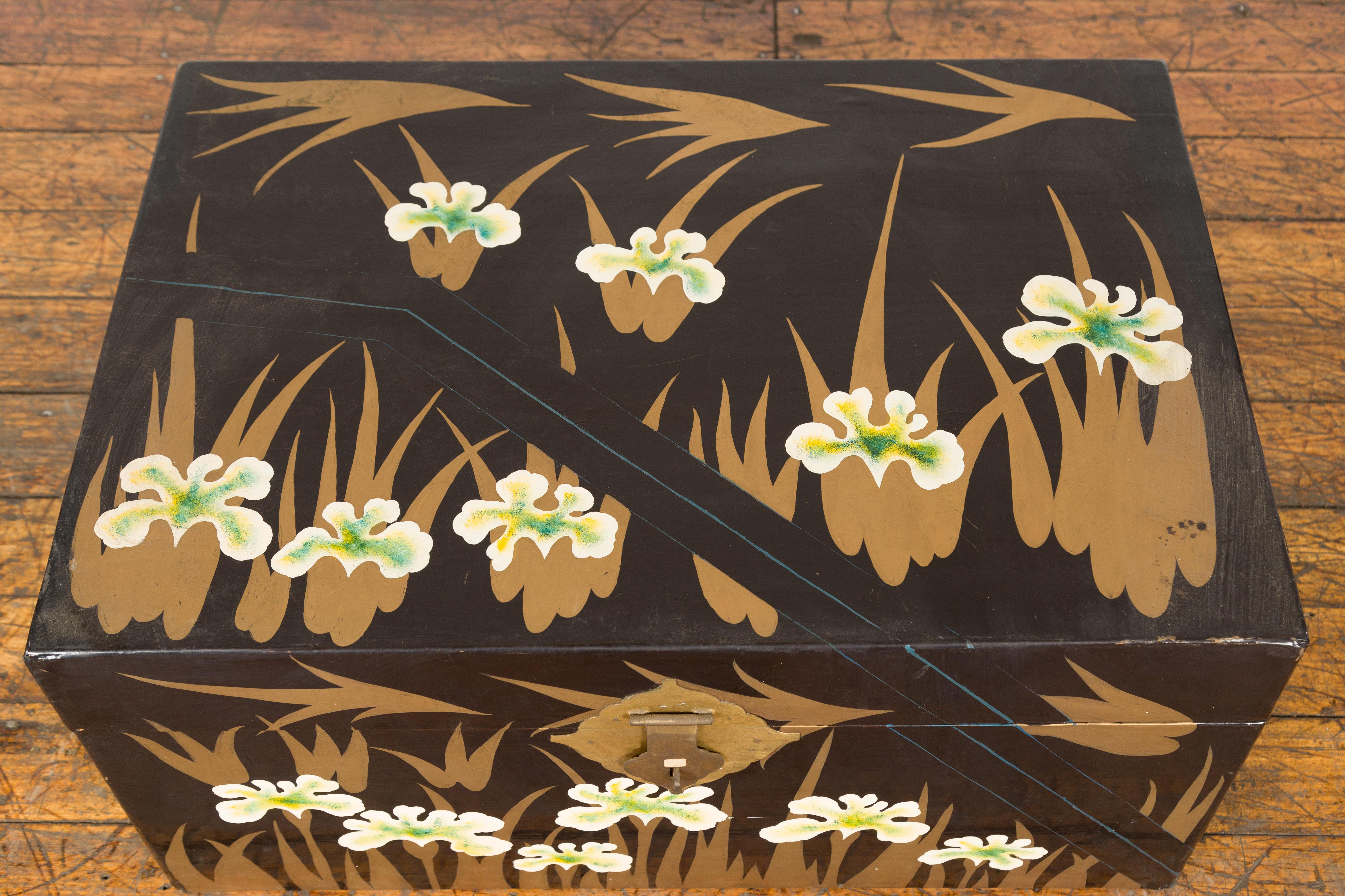 Coffre à couvertures japonais en laque noire de la fin de la période Meiji avec décor peint en or en vente 5