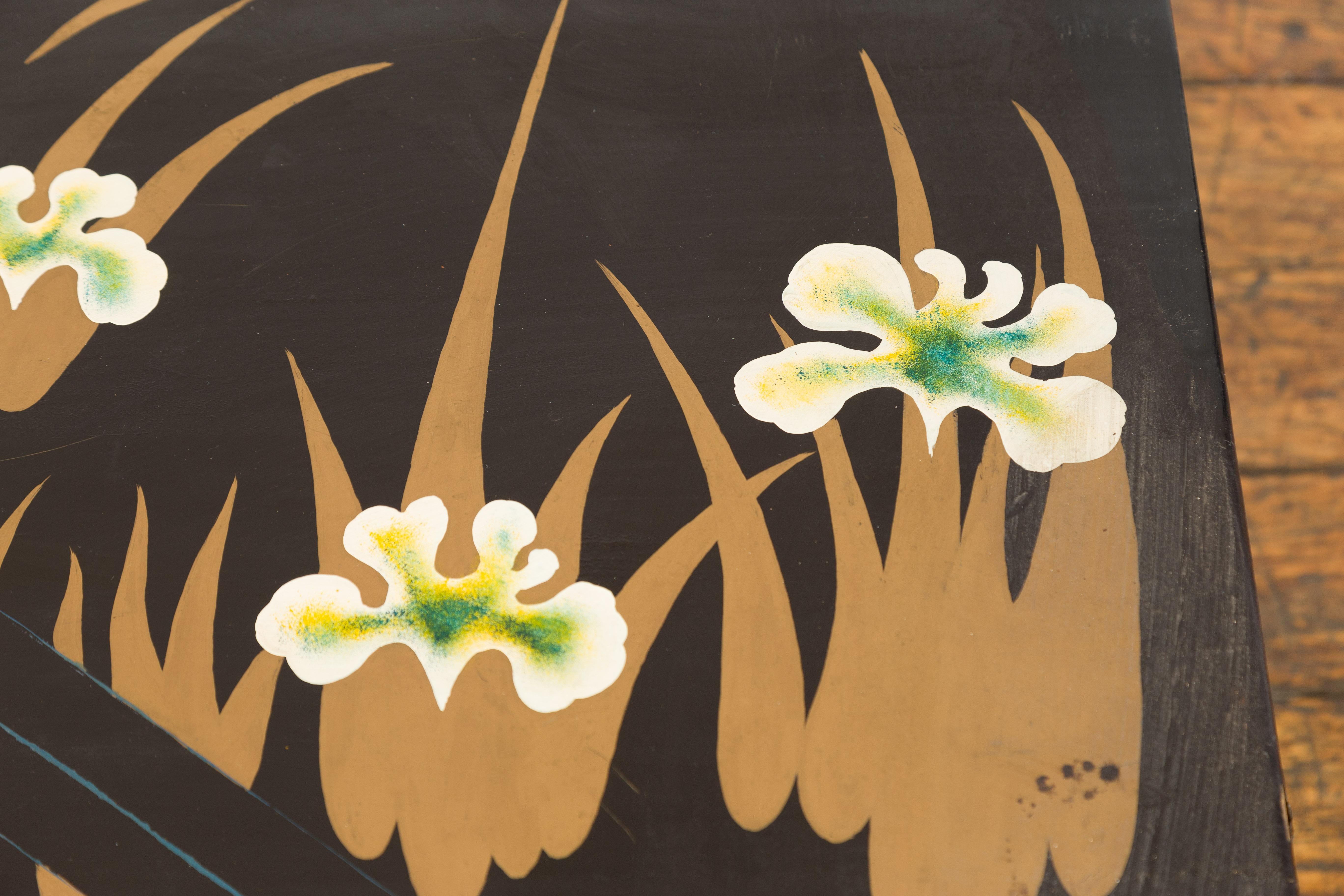 Coffre à couvertures japonais en laque noire de la fin de la période Meiji avec décor peint en or en vente 7