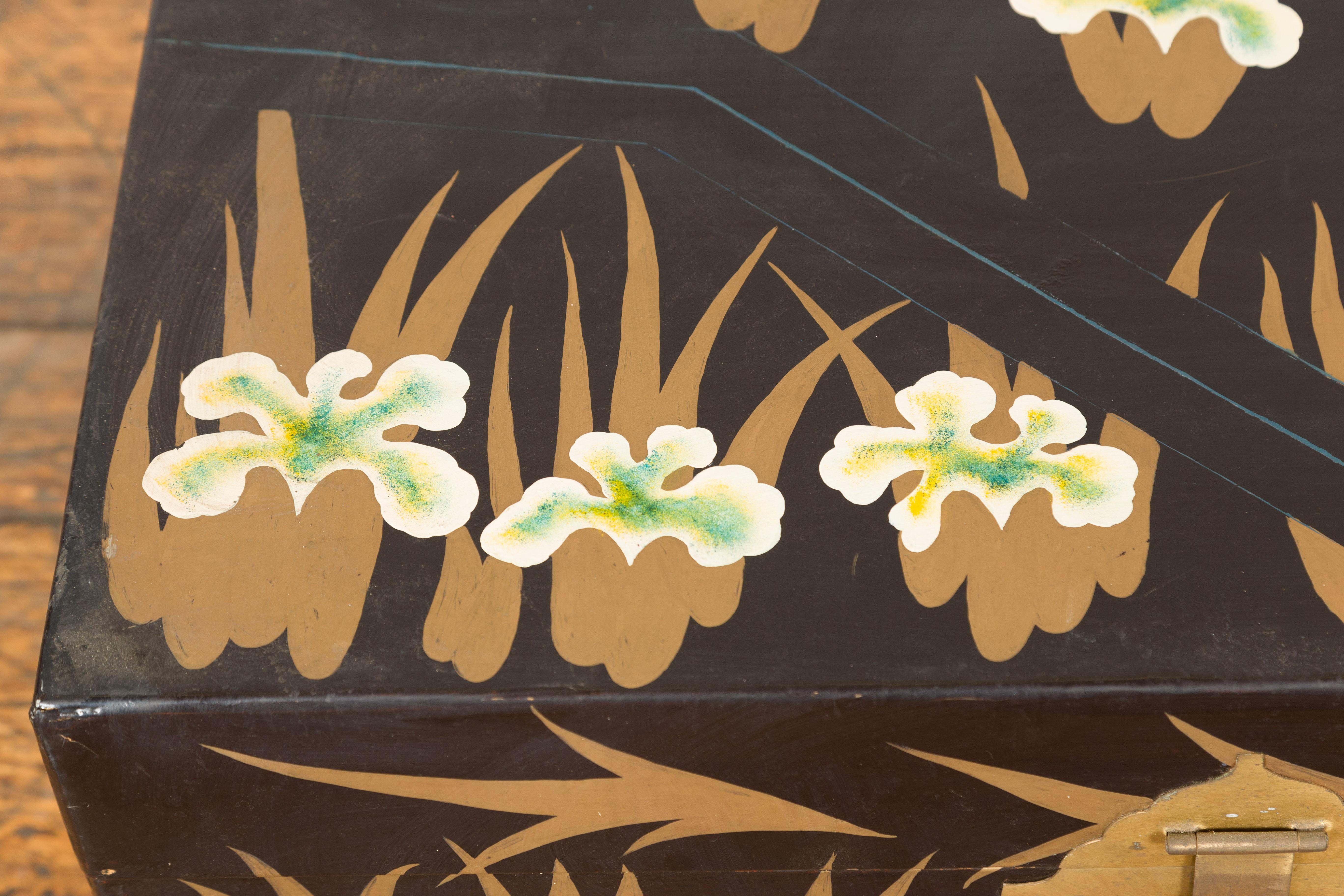 Coffre à couvertures japonais en laque noire de la fin de la période Meiji avec décor peint en or en vente 8