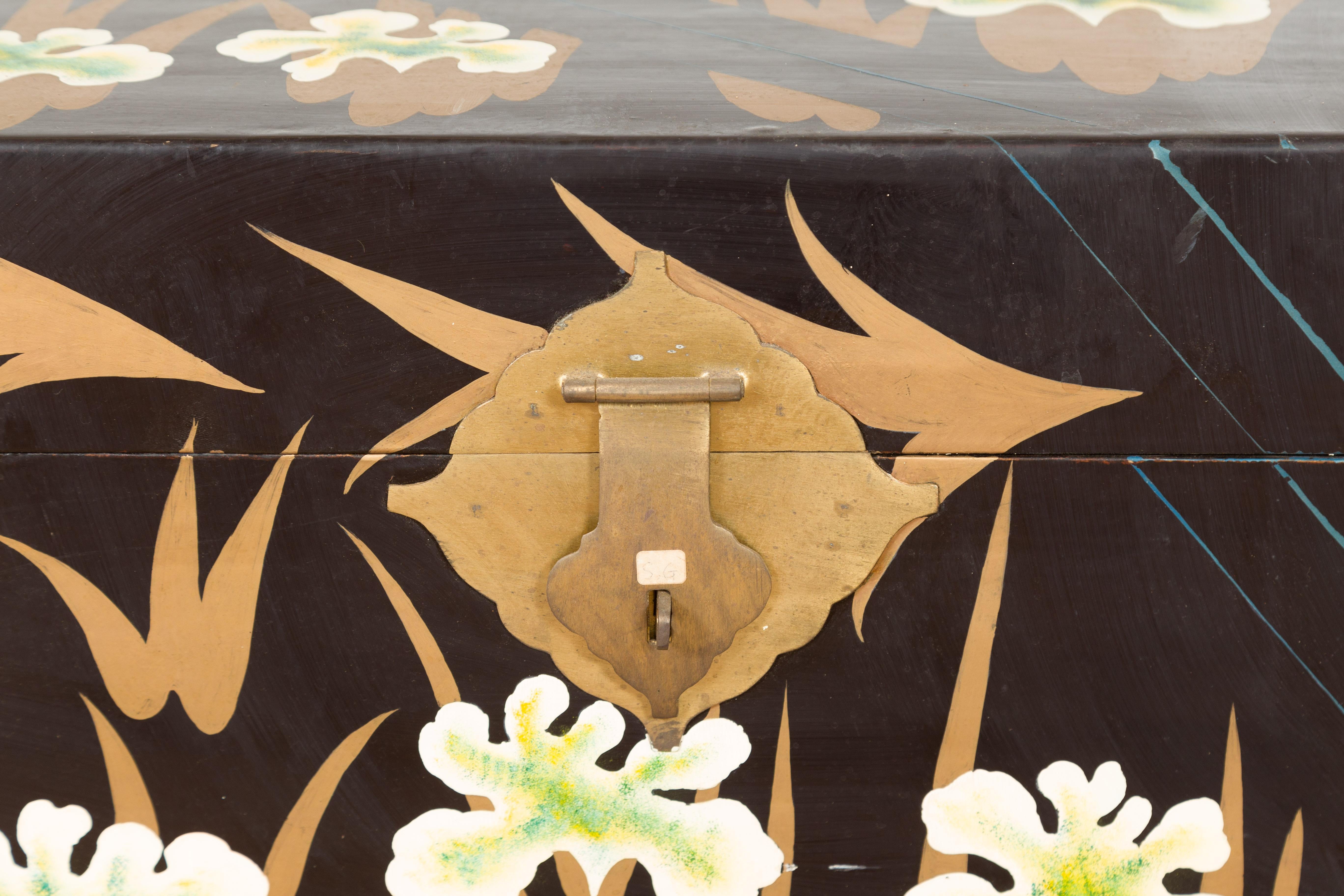 Coffre à couvertures japonais en laque noire de la fin de la période Meiji avec décor peint en or en vente 2