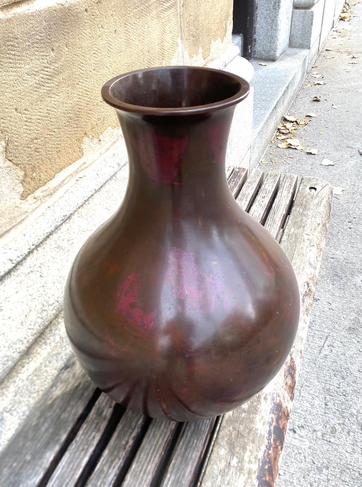 Vaso giapponese in bronzo del tardo periodo Meiji, splendidamente patinato con una ricca patina marrone e rossa.