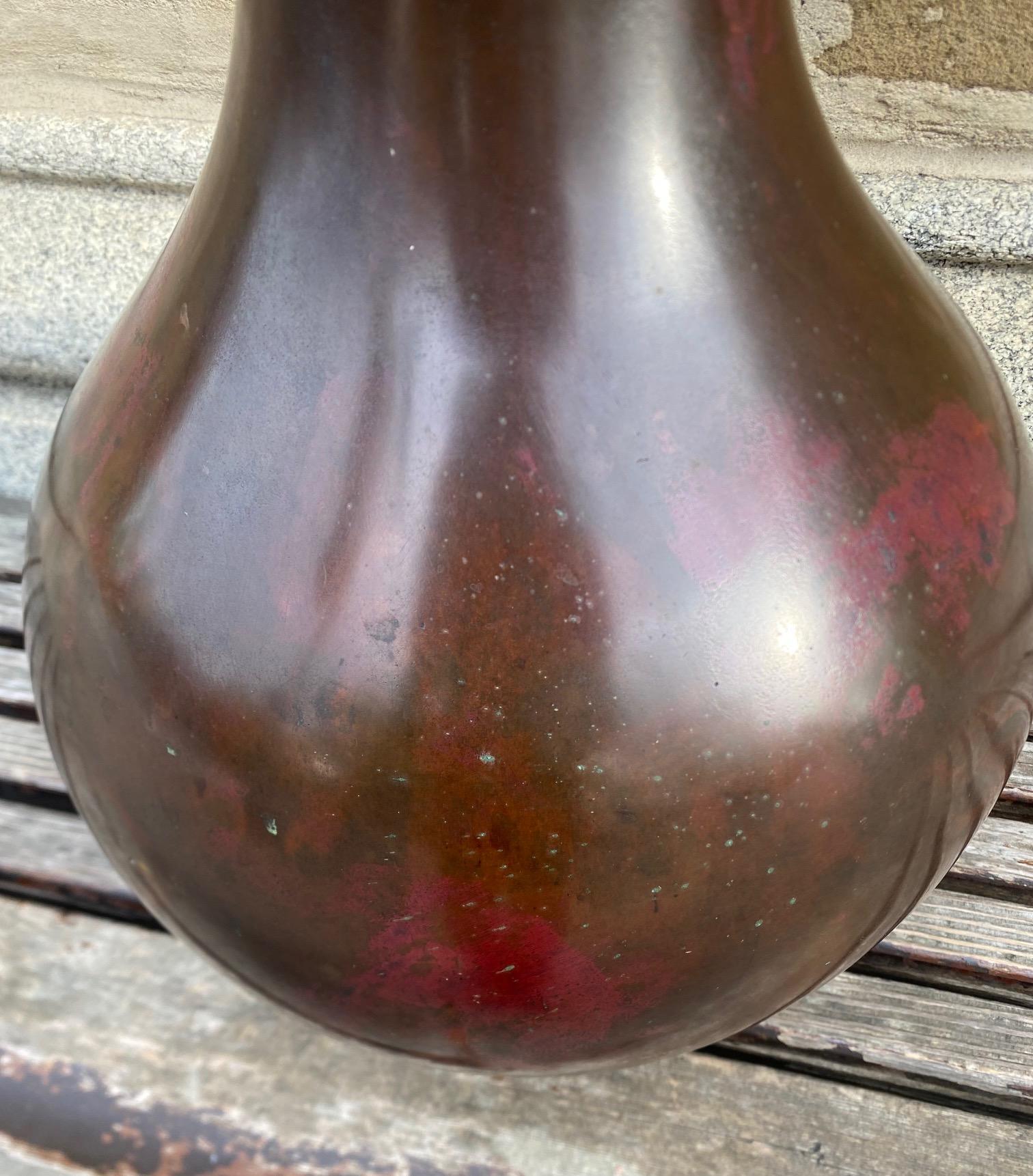 Giapponese Vaso in bronzo giapponese del tardo periodo Meiji con patina rossa screziata in vendita