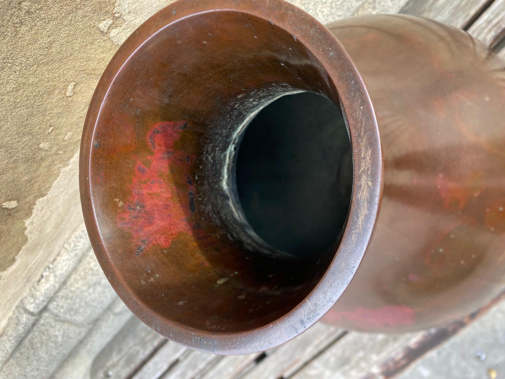 Patinato Vaso in bronzo giapponese del tardo periodo Meiji con patina rossa screziata in vendita