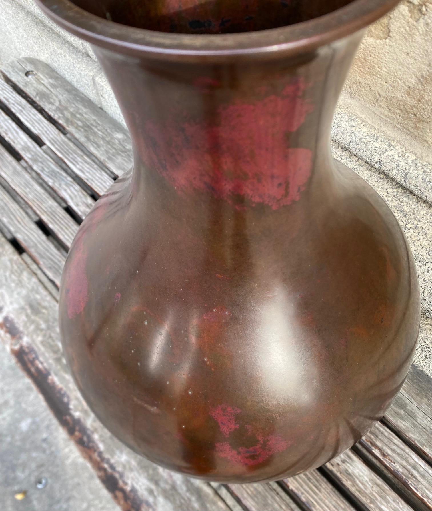 Vaso in bronzo giapponese del tardo periodo Meiji con patina rossa screziata In condizioni buone in vendita a Montreal, QC
