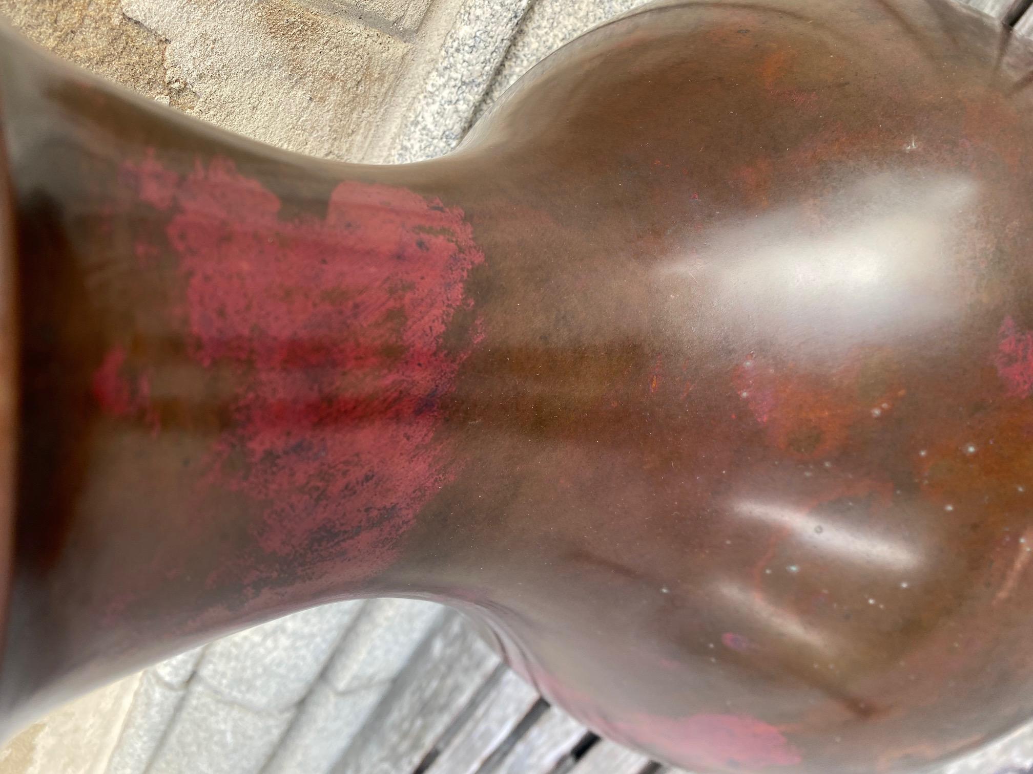 Fine XIX secolo Vaso in bronzo giapponese del tardo periodo Meiji con patina rossa screziata in vendita