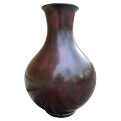 Japanisches Bronzegefäß aus der späten Meiji-Periode mit roter gesprenkelter Patina