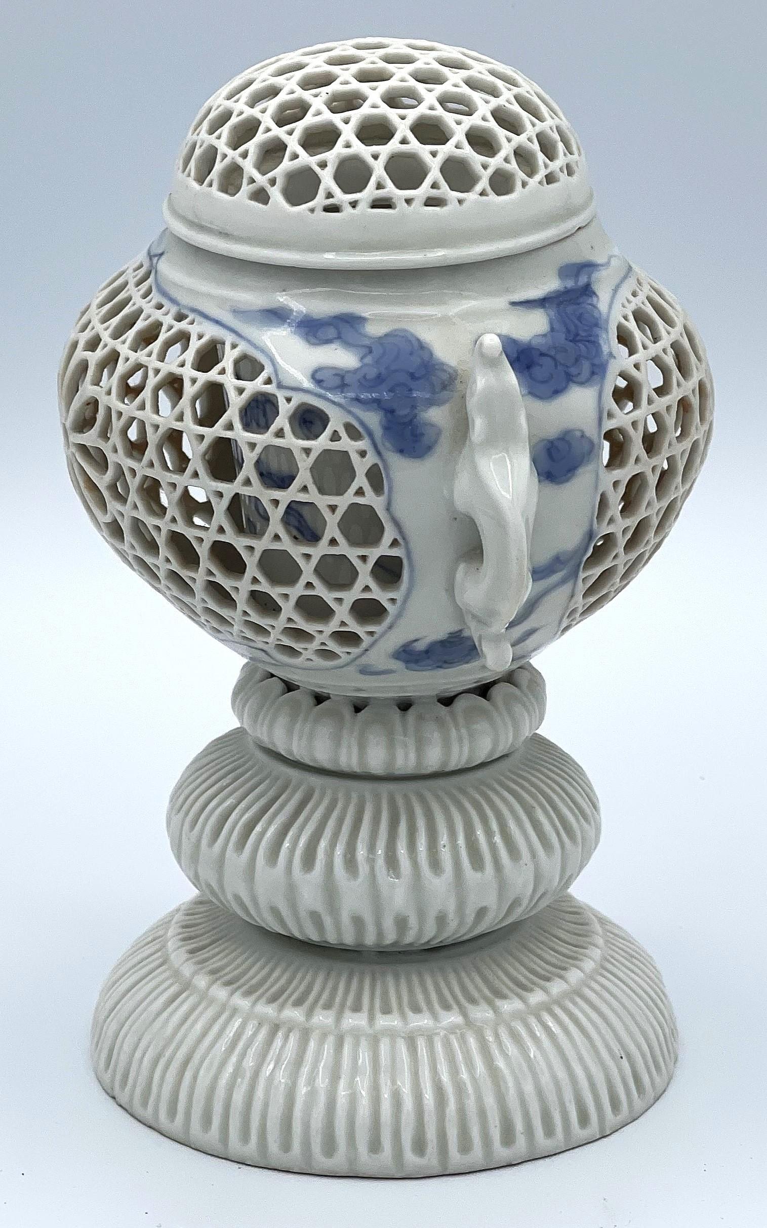 Japonais de la fin de la période Meiji (1868-1912) 
Porcelaine de Hirado 
Vase à encens
Ca. 1890-1910

DIMENSIONS
5,5