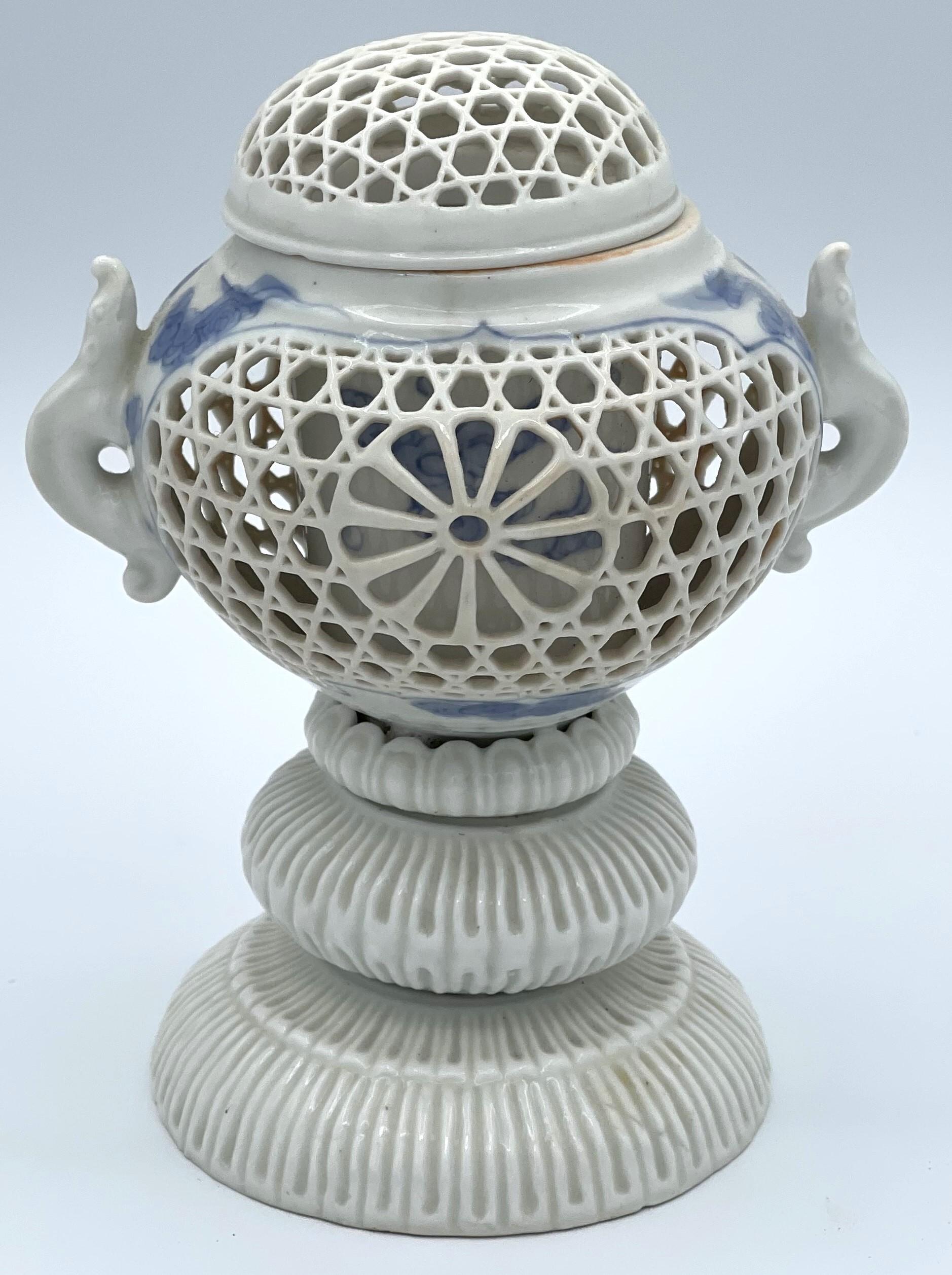 Japonisme Vase à encens japonais en porcelaine Hirado de la fin de la période Meiji, ca. 1890-1910 en vente