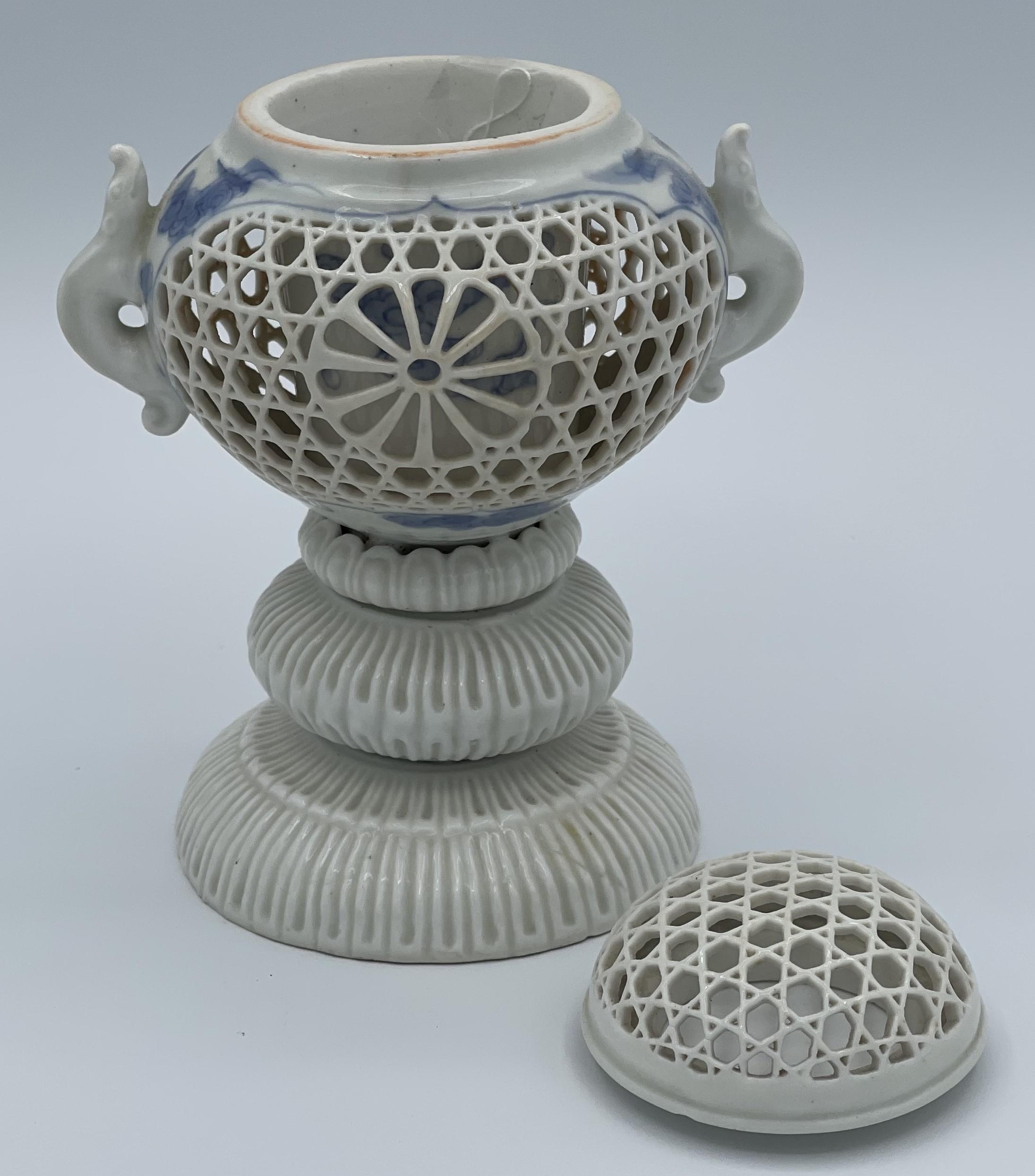 Japonais Vase à encens japonais en porcelaine Hirado de la fin de la période Meiji, ca. 1890-1910 en vente