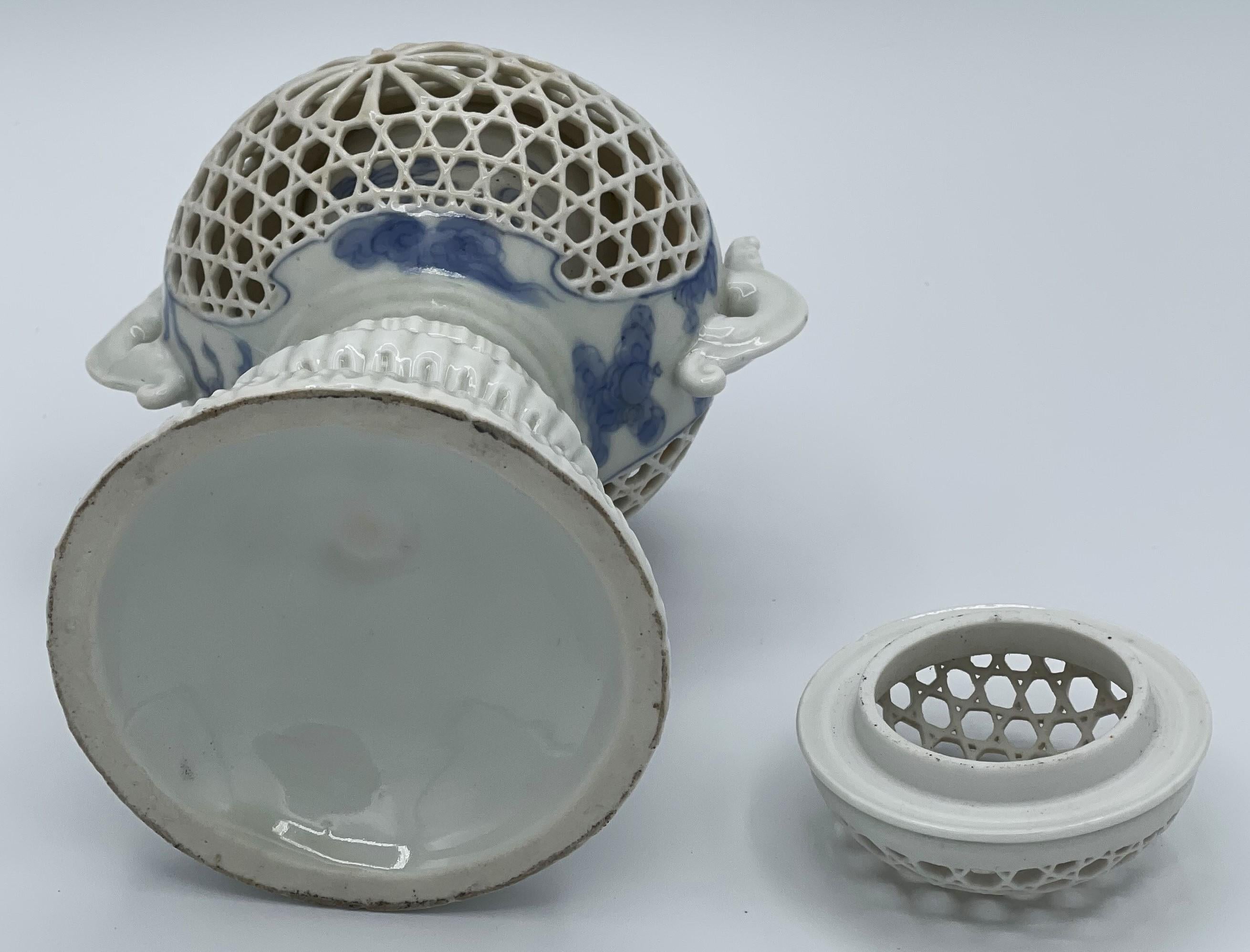 Peint Vase à encens japonais en porcelaine Hirado de la fin de la période Meiji, ca. 1890-1910 en vente