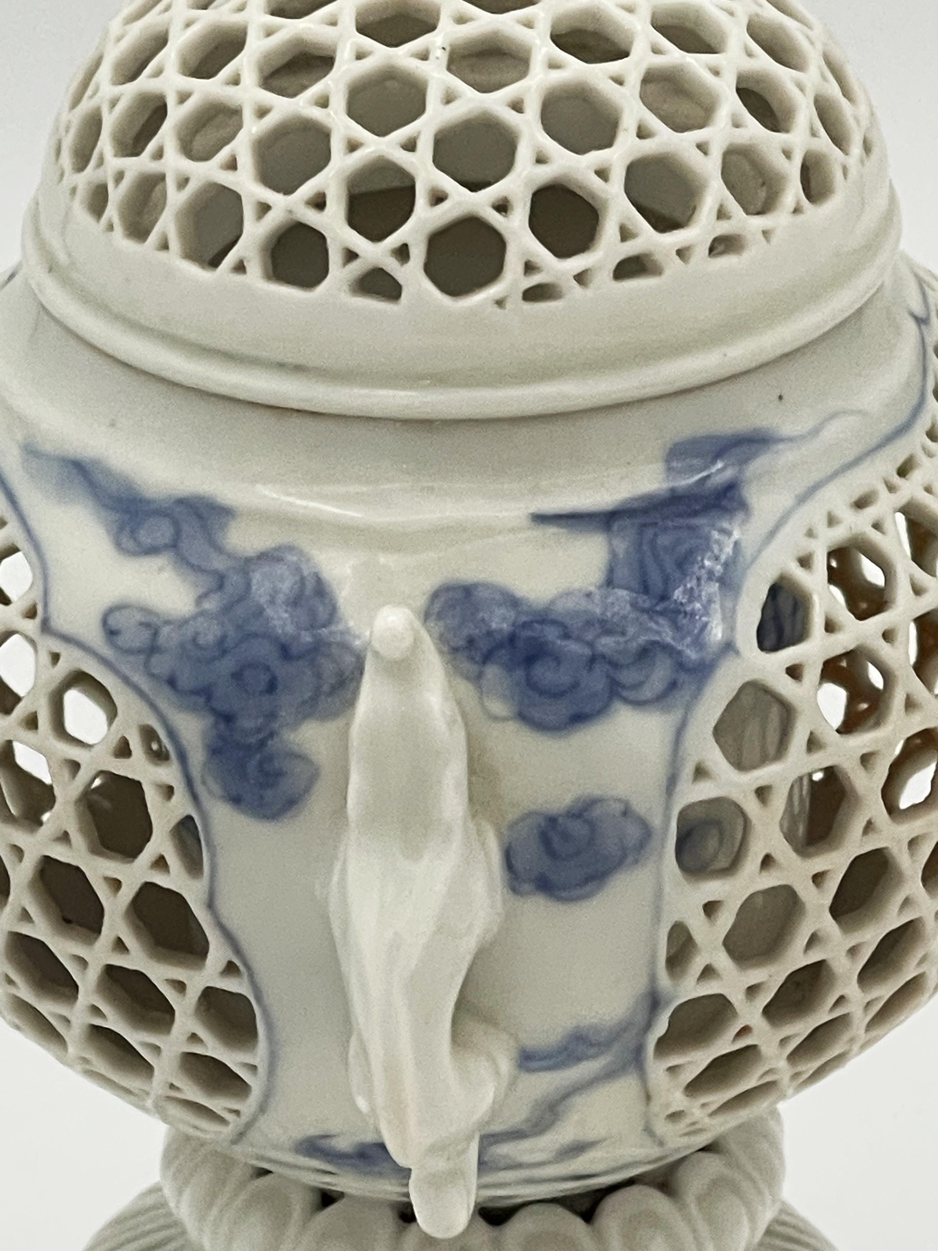 Vase à encens japonais en porcelaine Hirado de la fin de la période Meiji, ca. 1890-1910 Bon état - En vente à New York, NY