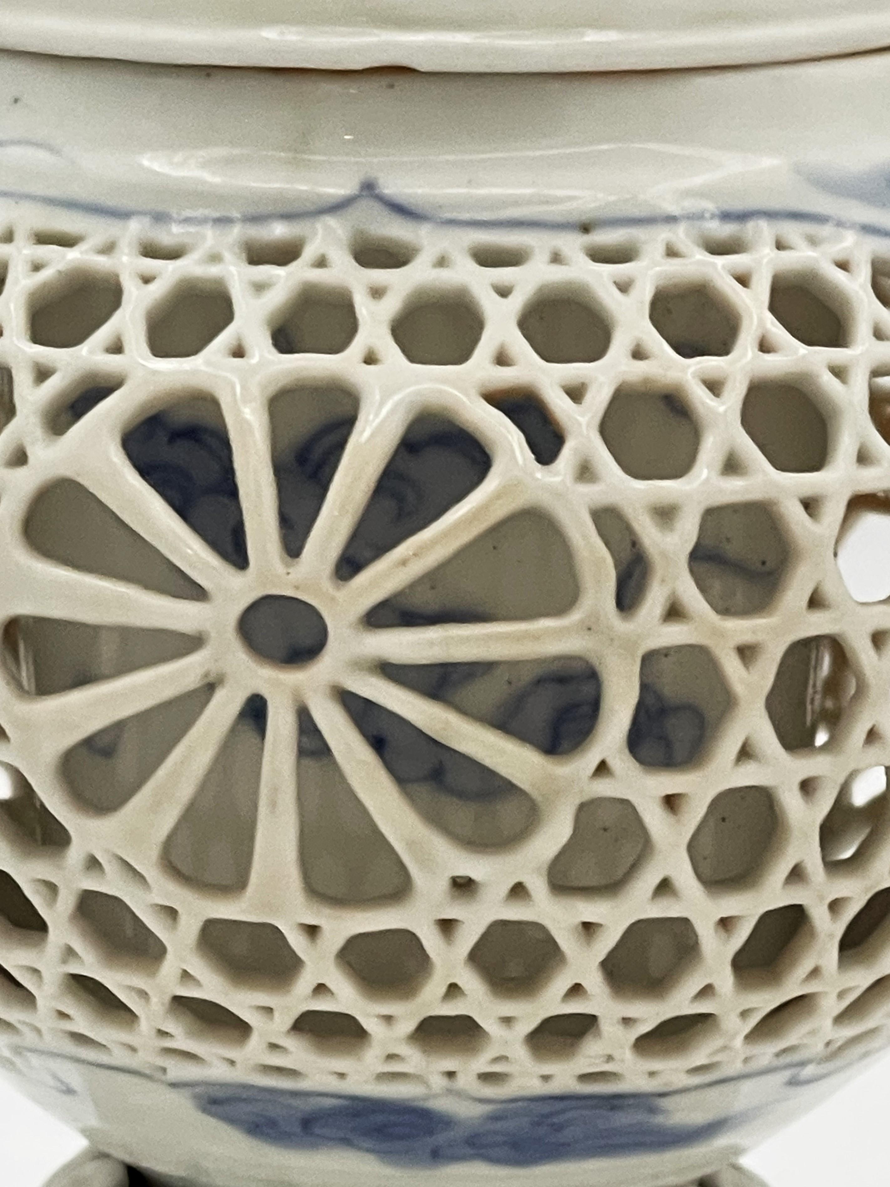 Fin du XIXe siècle Vase à encens japonais en porcelaine Hirado de la fin de la période Meiji, ca. 1890-1910 en vente