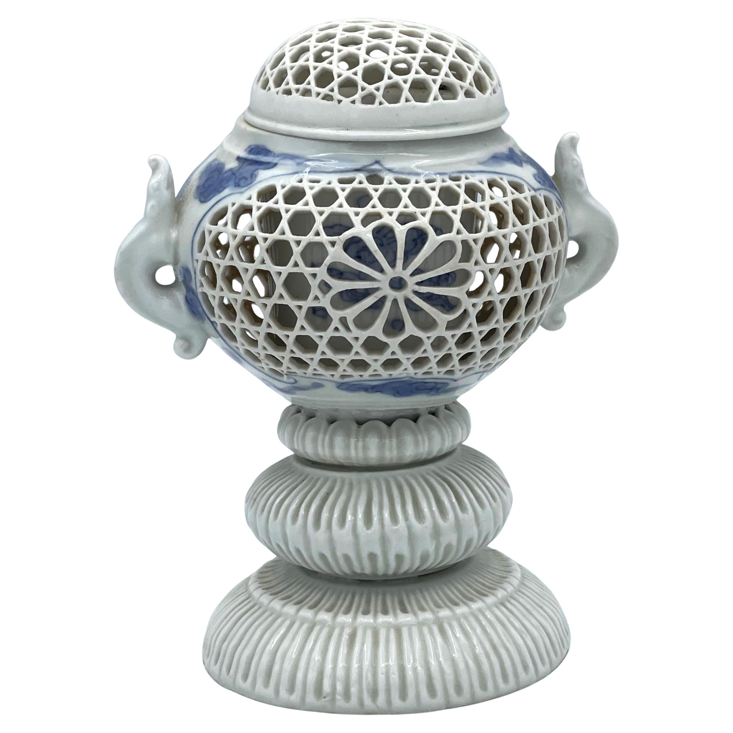 Vase à encens japonais en porcelaine Hirado de la fin de la période Meiji, ca. 1890-1910