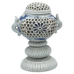 Vase à encens japonais en porcelaine Hirado de la fin de la période Meiji, ca. 1890-1910