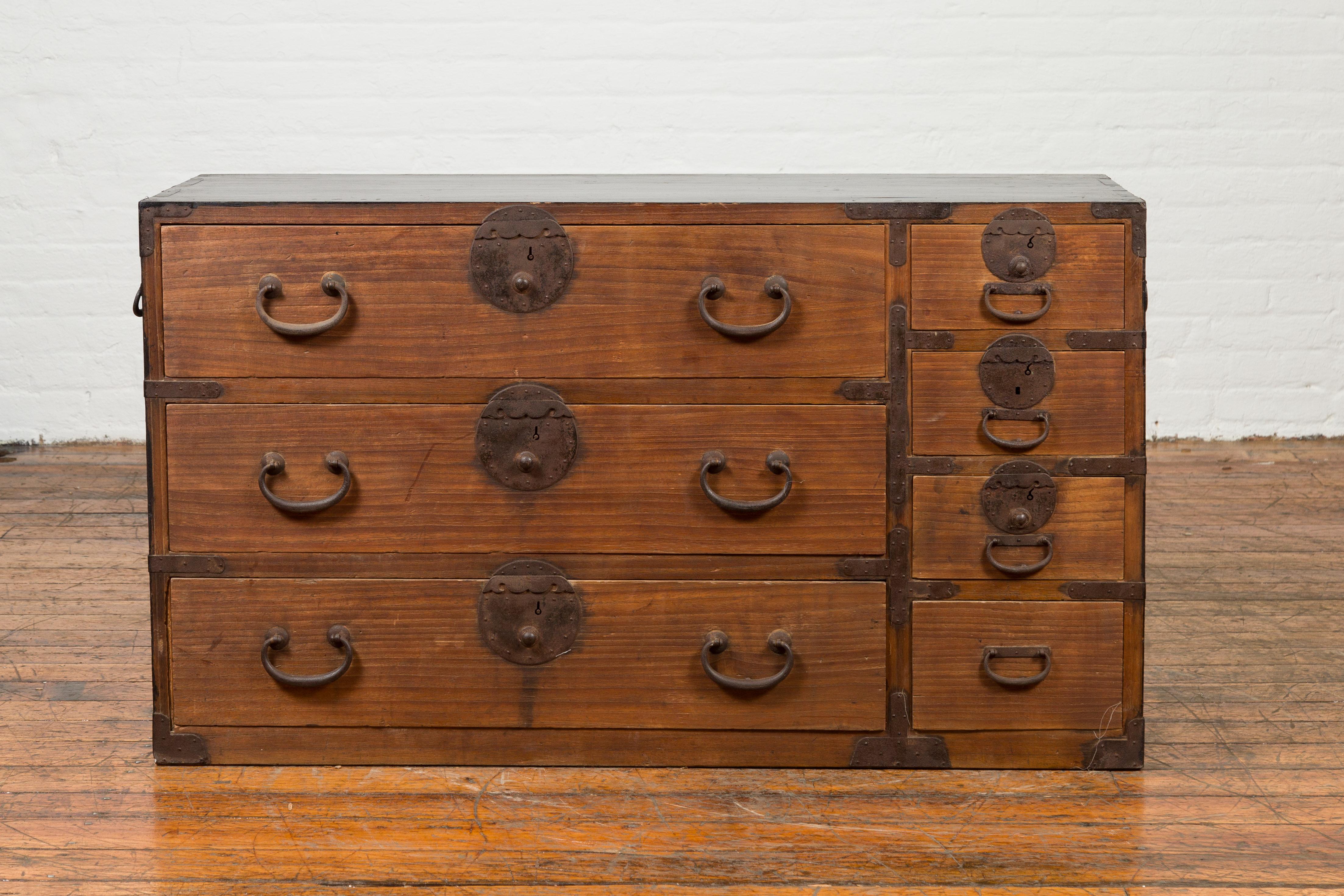 Japanese Late Meiji Period Keyaki Wood Traveling Tansu Chest with Seven Drawers In Good Condition In Yonkers, NY