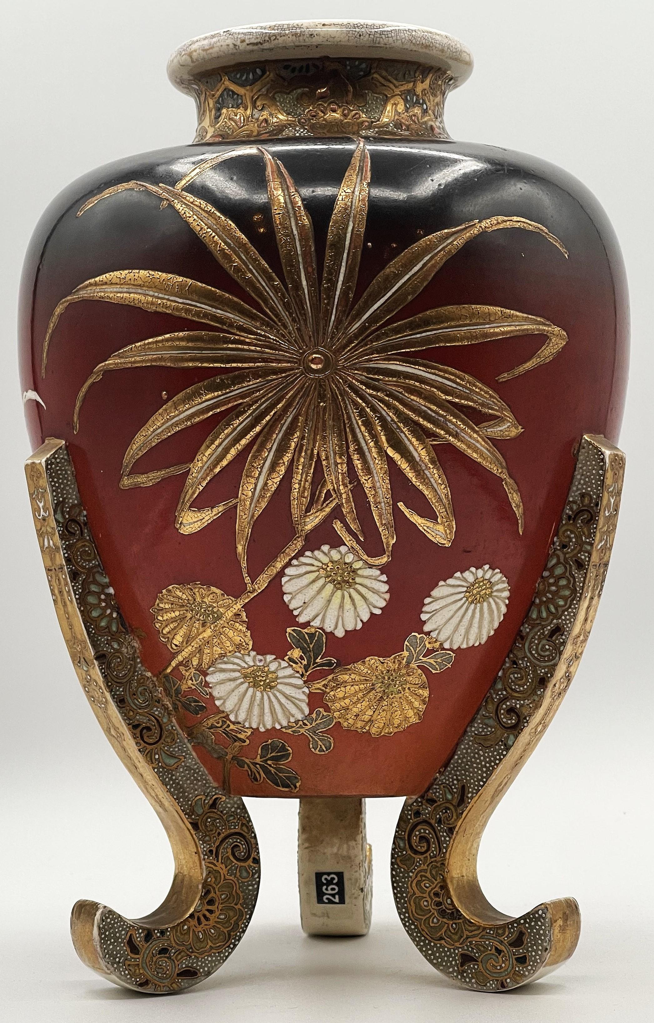 Jarrón japonés de tres patas Satsuma del periodo Meiji tardío, ca. 1900                                        

Periodo Meiji tardío (1868-1912)    
        
DIMENSIONES:
Altura: 10,25 pulgadas
Diámetro: 15 cm

ACERCA DE
Este elegante jarrón