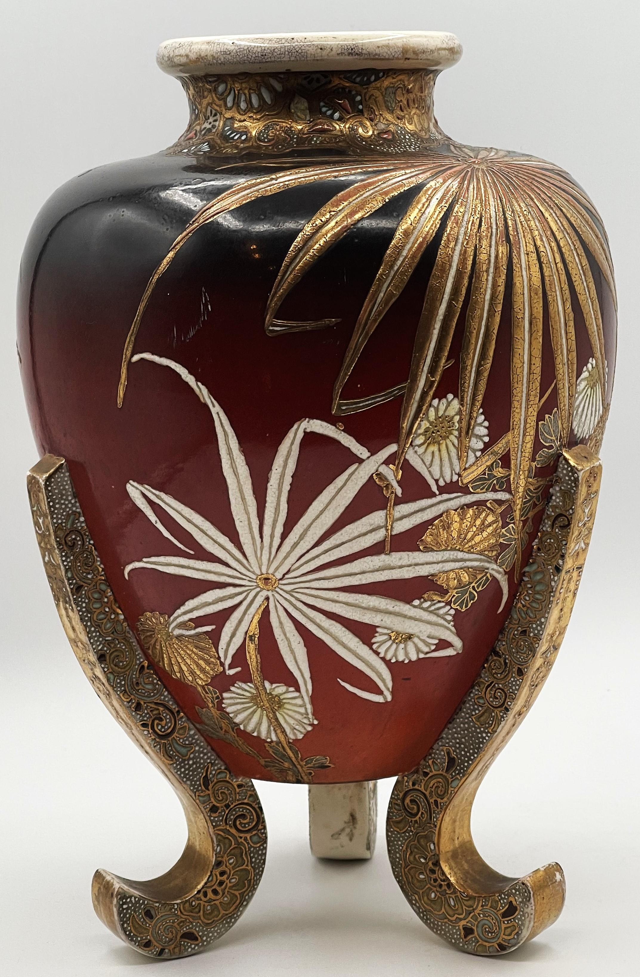 Jarrón japonés de tres patas Satsuma del periodo Meiji tardío, ca. 1900 Japonismo en venta