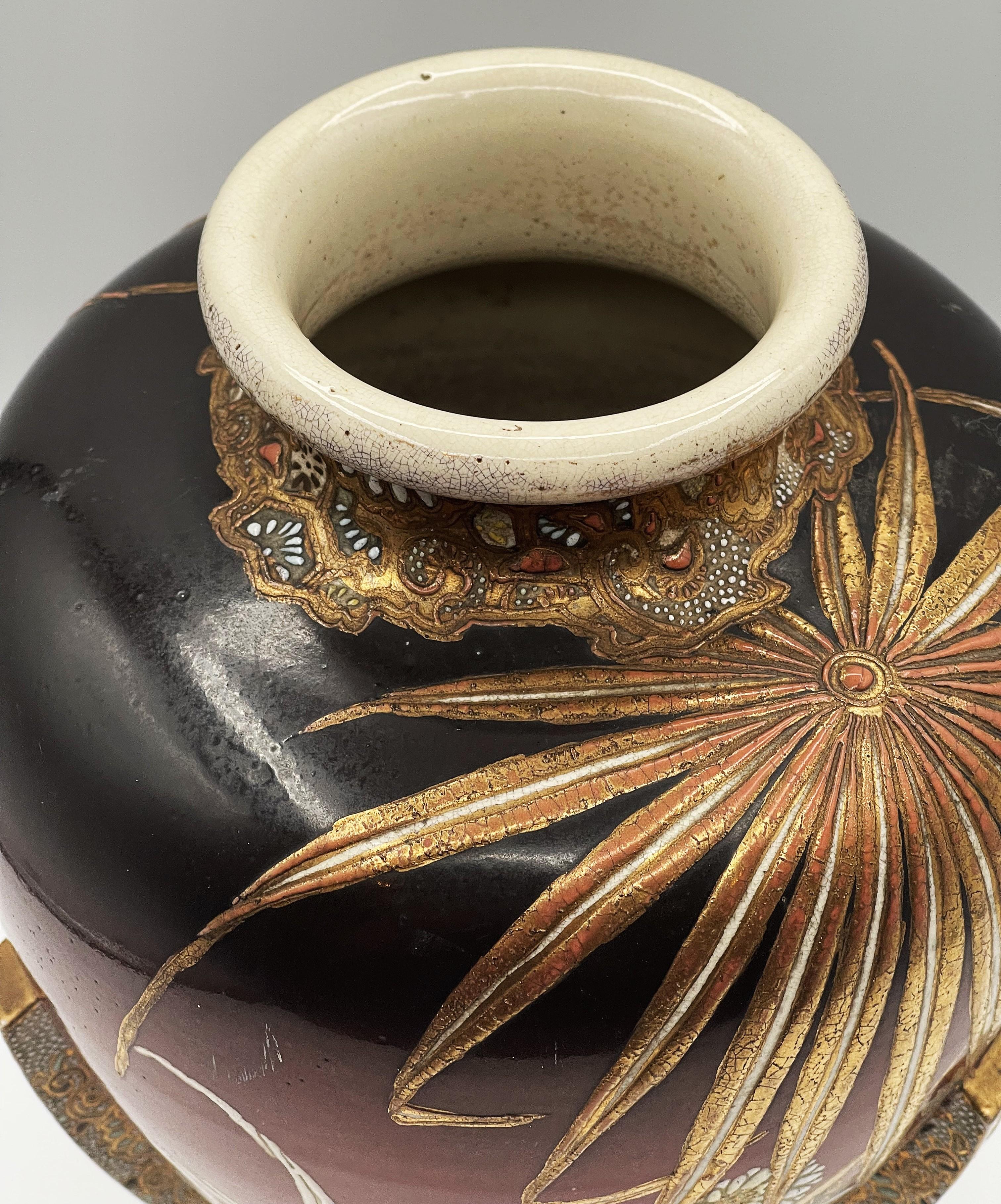 Jarrón japonés de tres patas Satsuma del periodo Meiji tardío, ca. 1900 Japonés en venta