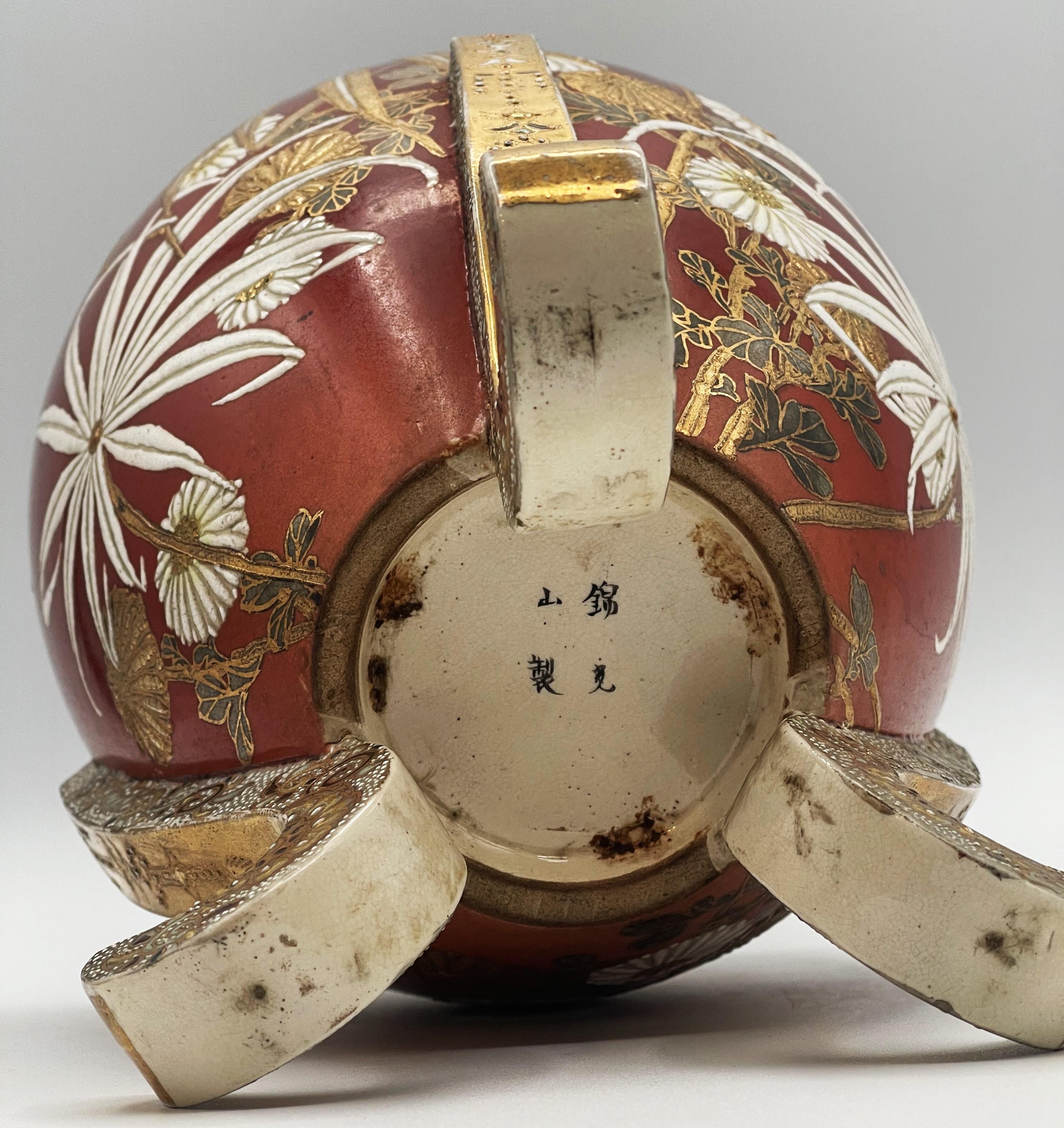 Jarrón japonés de tres patas Satsuma del periodo Meiji tardío, ca. 1900 en Bueno estado para la venta en New York, NY