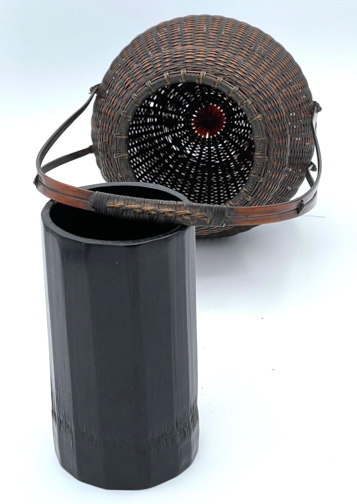 Panier de cérémonie du thé en bambou tressé de la période Meiji tardive, début du 20e siècle
            
PERIODE
Période Meiji (1868-1912) 

DIMENSIONS
Hauteur : 11,5 POUCES
Diamètre : 5 pouces

À PROPOS DE
Panier de cérémonie du thé en bambou